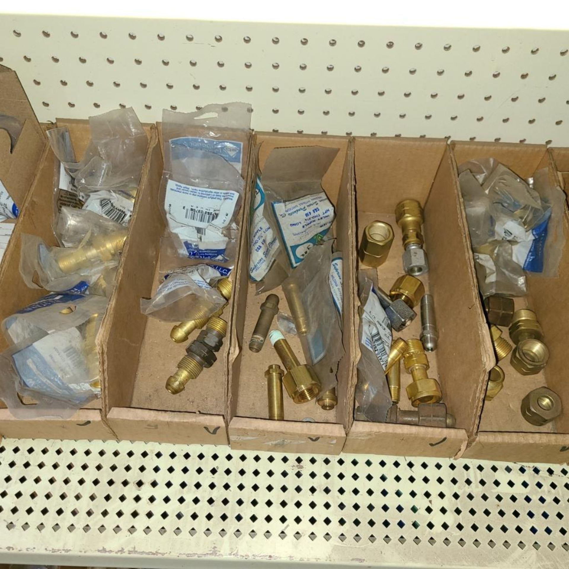 LARGE LOT OF BRASS HOSE FITTINGS & OXY-ACET FITTINGS - Image 6 of 12