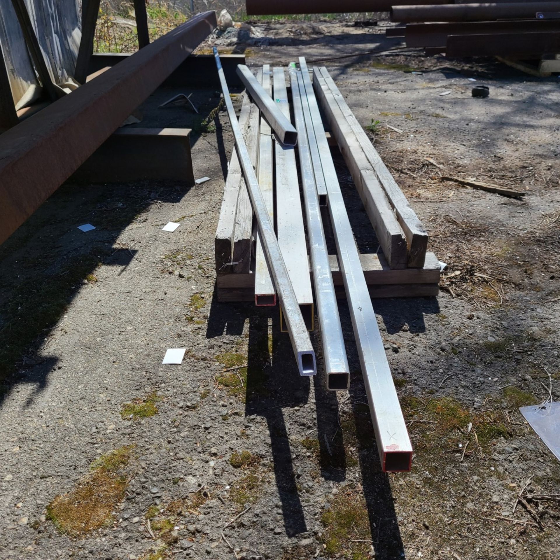 LOT OF ALUM SQUARE TUBE ON BOTTOM RACK & GROUND=258.9' - Image 5 of 5