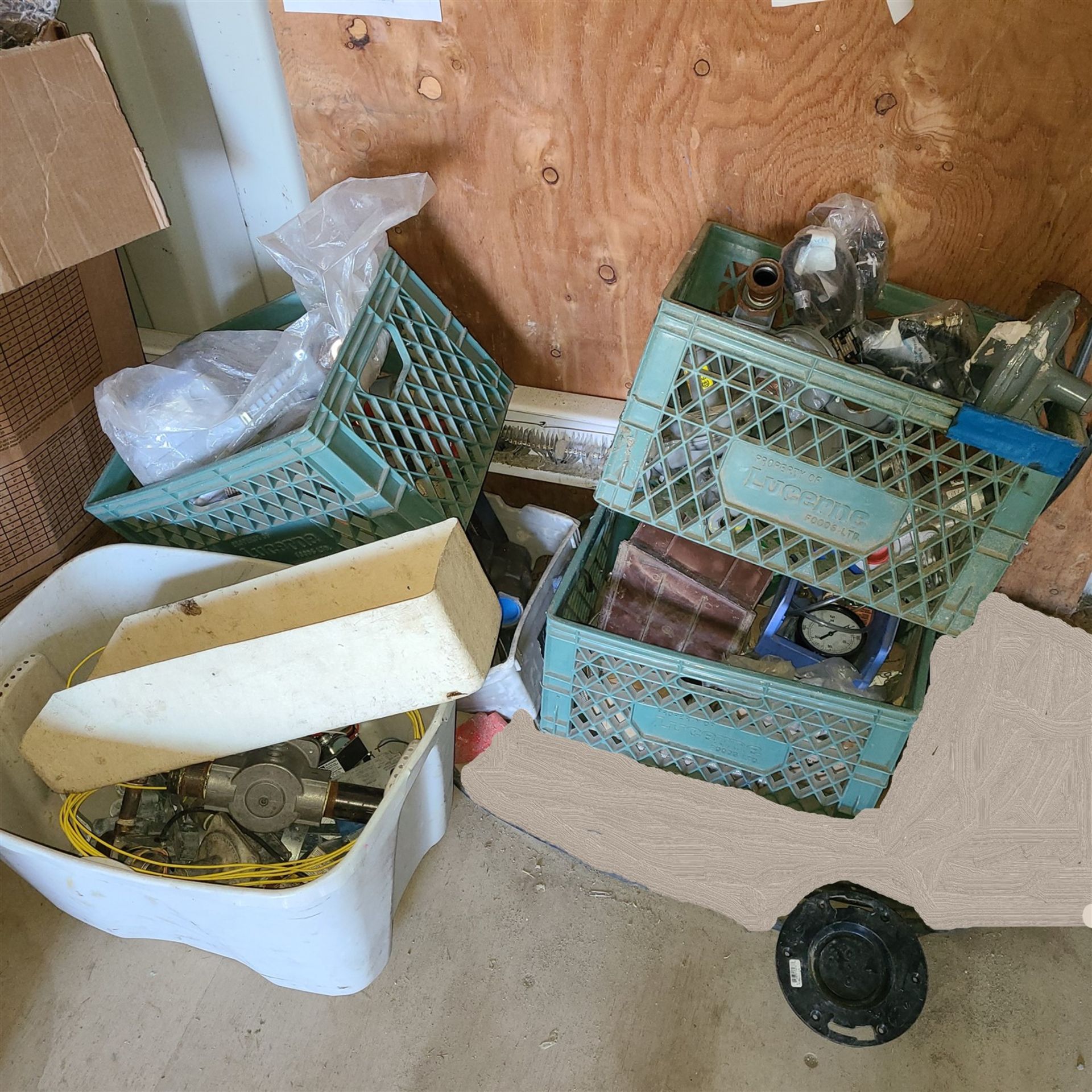 CONTENTS OF CONTAINER IN LOT #91 ASSORTED BRASS, SS FITTINGS AND PARTS, ASSORTED HANGERS, CLAMPS, - Image 7 of 8