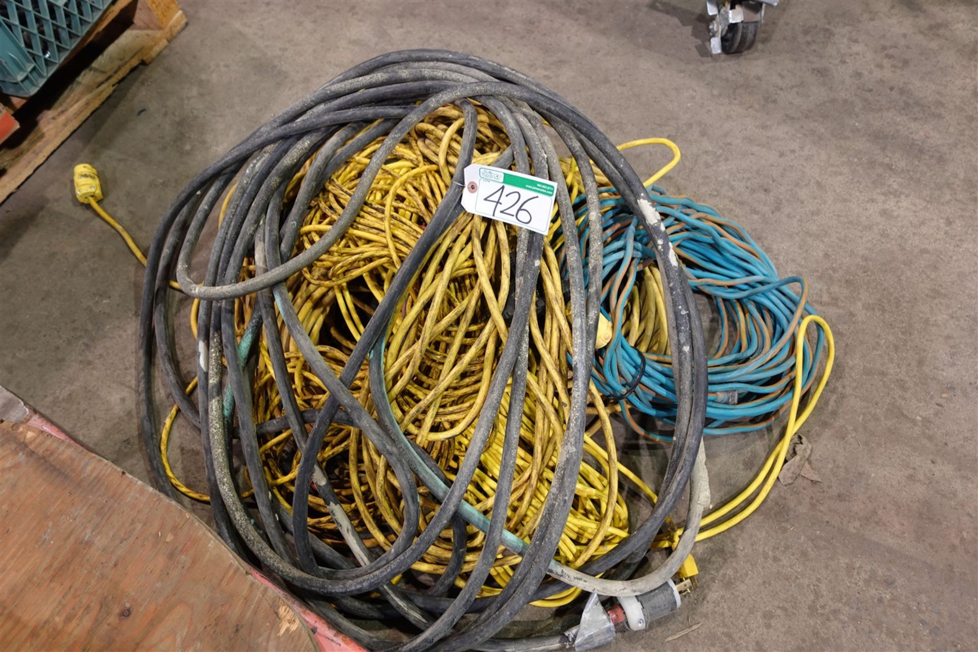 LOT OF ELEC. EXTENSION CORDS