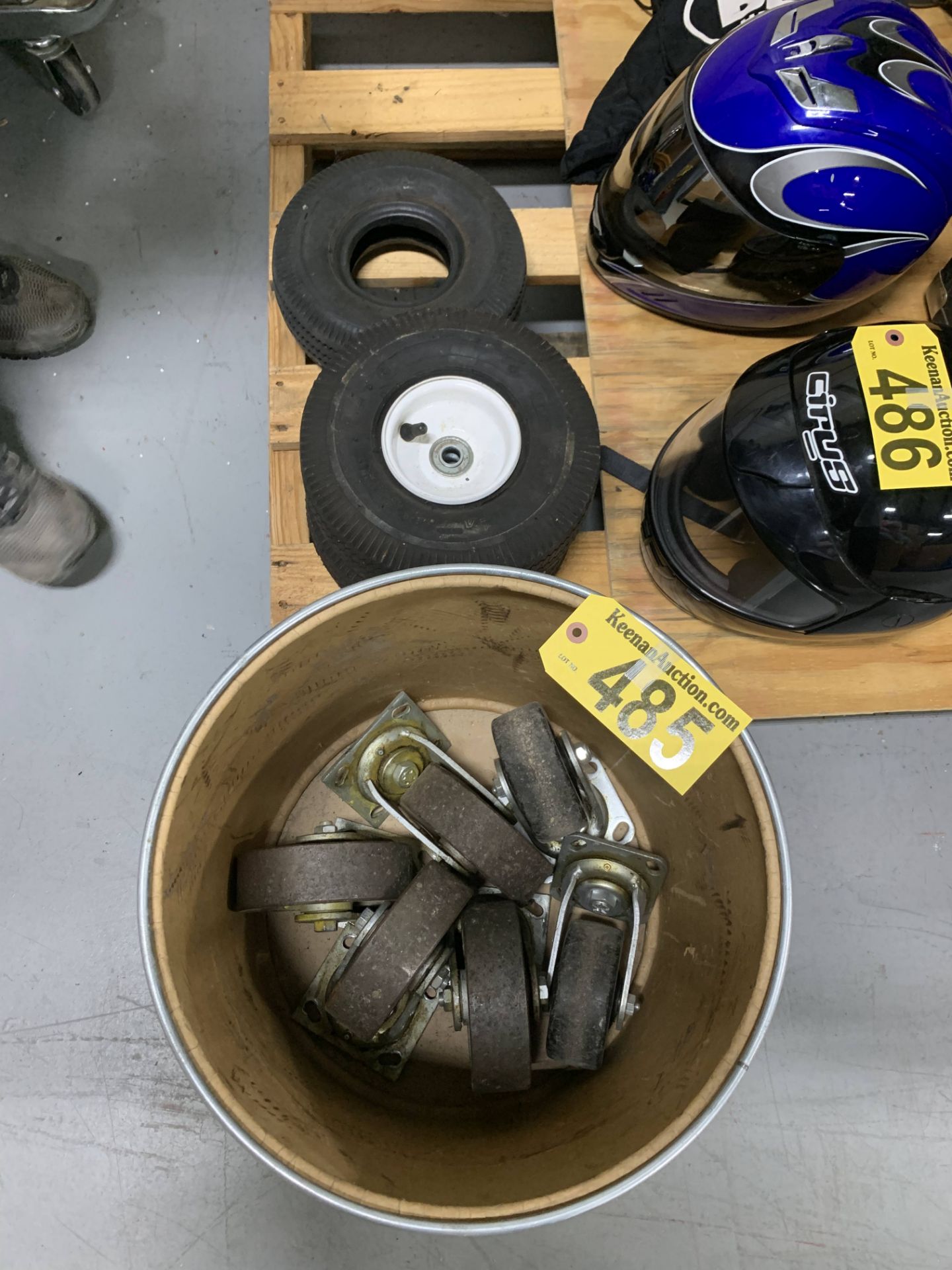 LOT: HD CASTERS, 3-4.10/3.5 TIRES