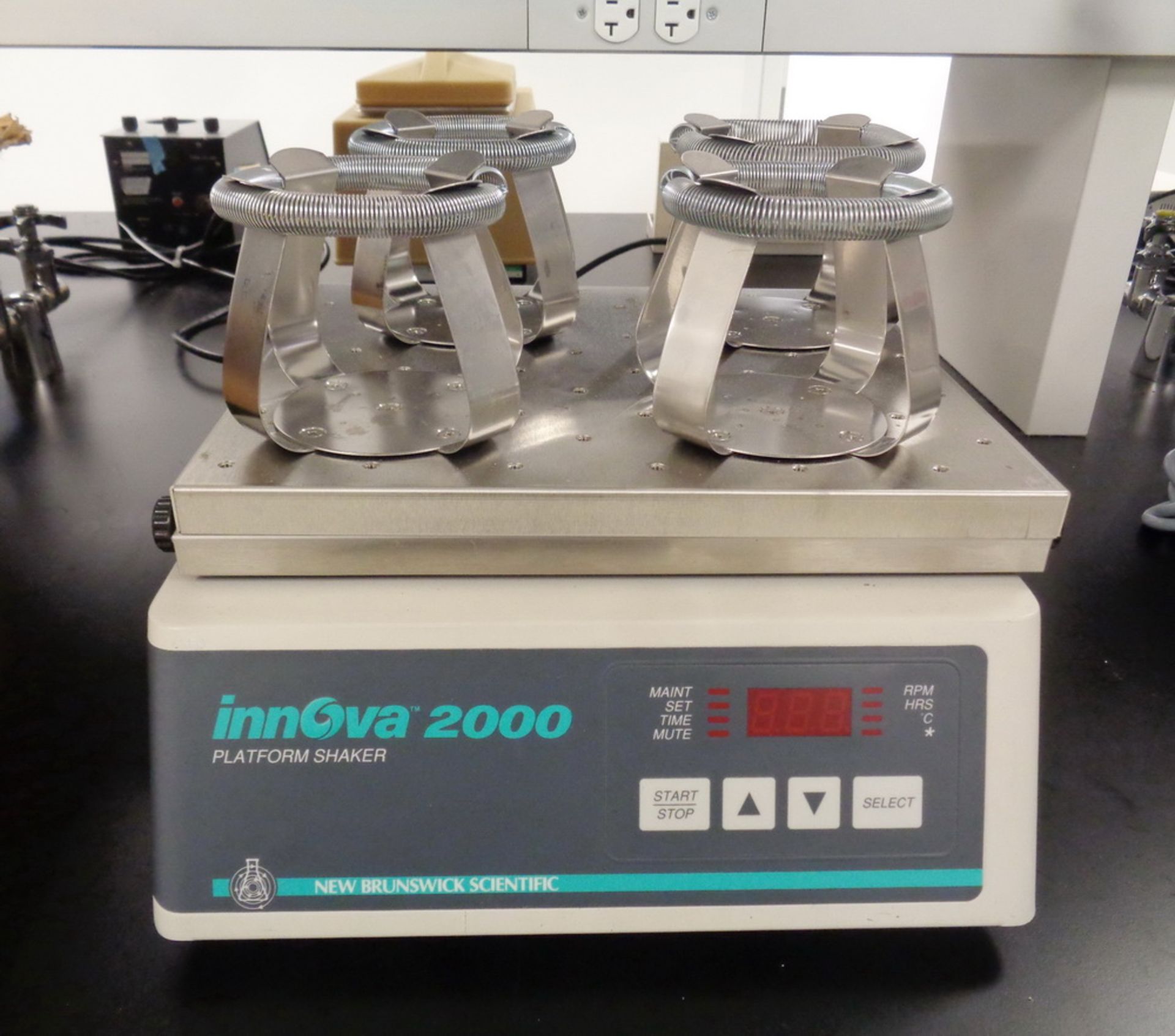 New Brunswick Scientific Innova 2000 Platform Shaker, Mfg # M1190-0000, S/N 901044528