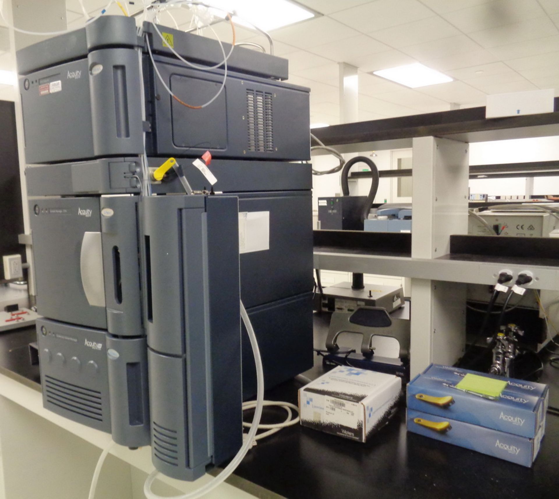 Waters Acquity 2 UPLC with PDA Detector, Sample Mgr-FTN, Quaternary Solvent Mgr, and Column Heater - Image 2 of 7