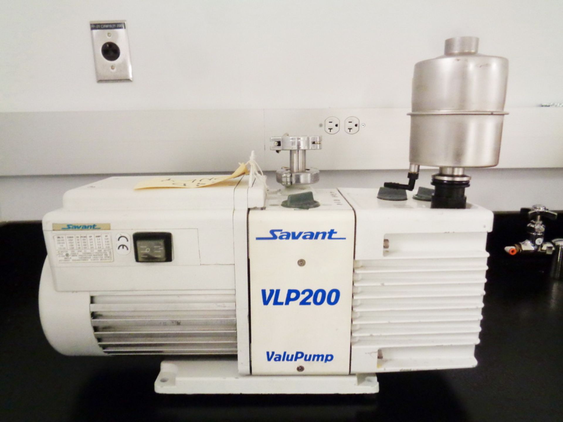 Savant (Edwards) VLP200 3/4 HP Rotary Vane Dual Stage Vacuum Pump - Image 2 of 3