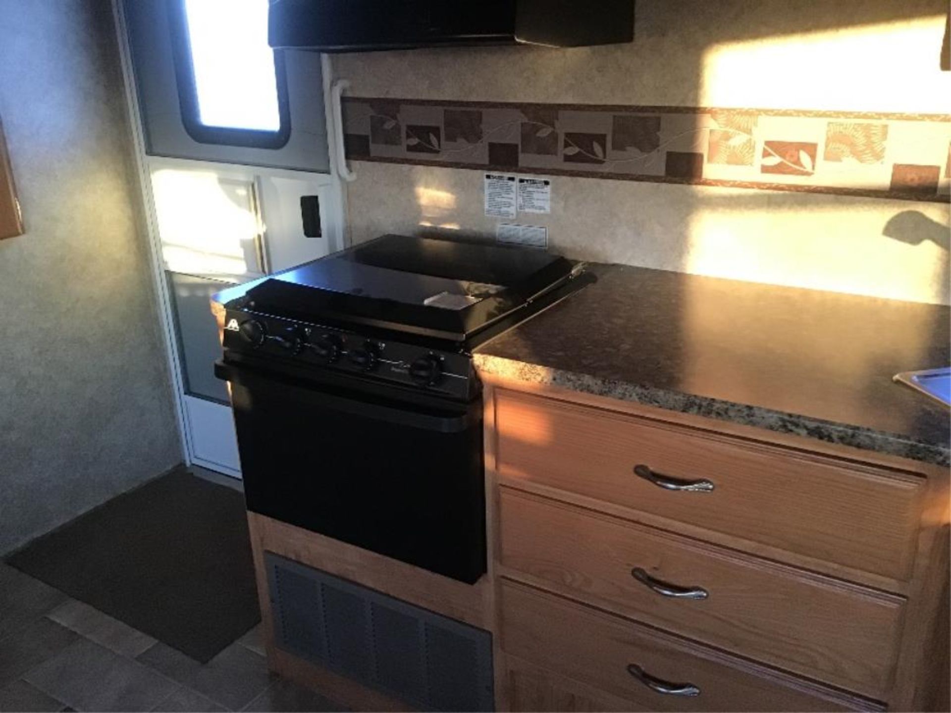 159 2010 Mako 29RLFW Gulf Stream 5th Wheel Holiday Trailer VIN 1NL1MFM20A1073513 Large Slide, - Image 11 of 22