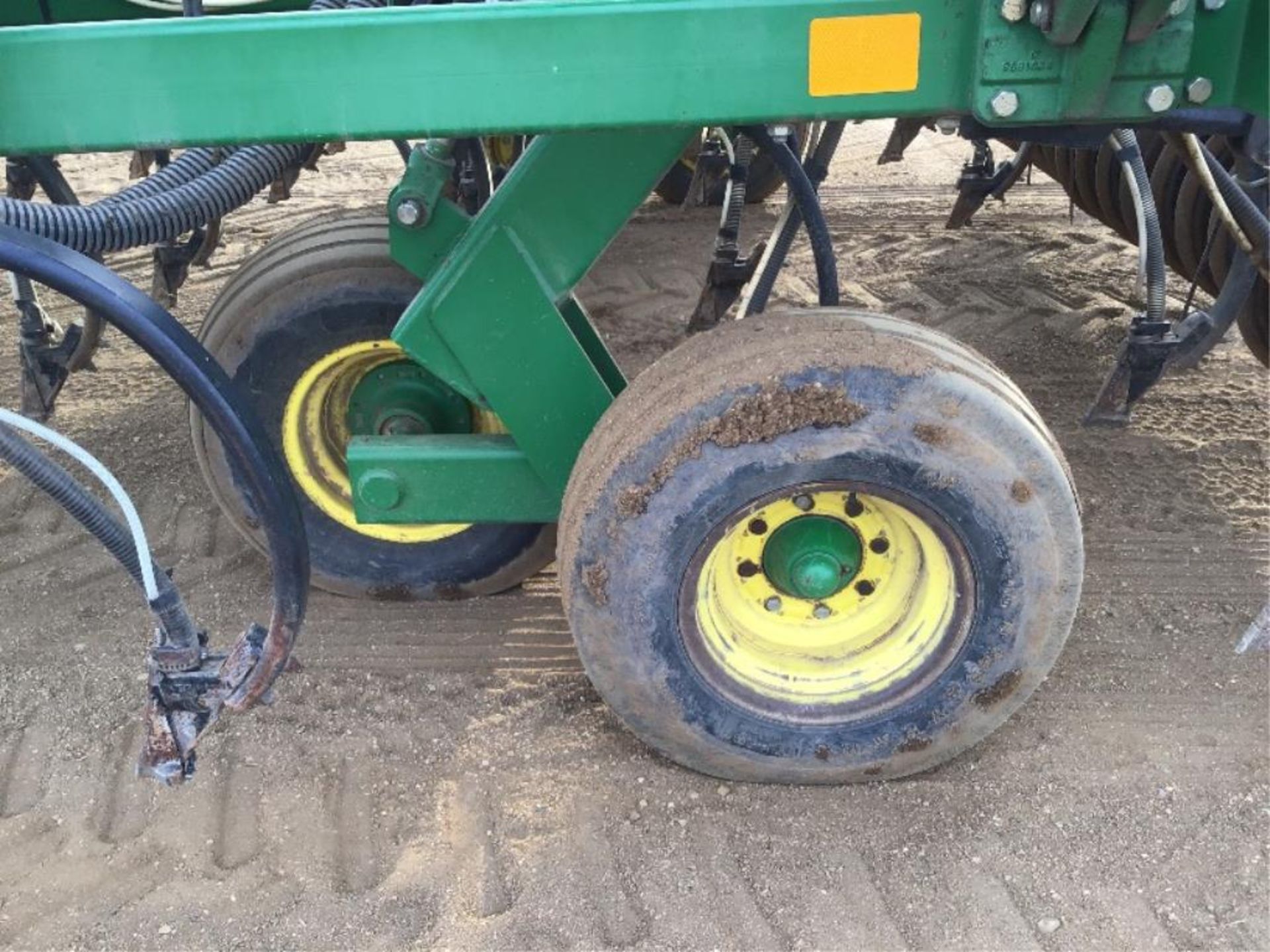 29 1997 John Deere 737 40Ft Air Drill & 787 2-Comp Tow-Behind Tank Floating Hitch, 7.5in Spacing, - Image 23 of 33