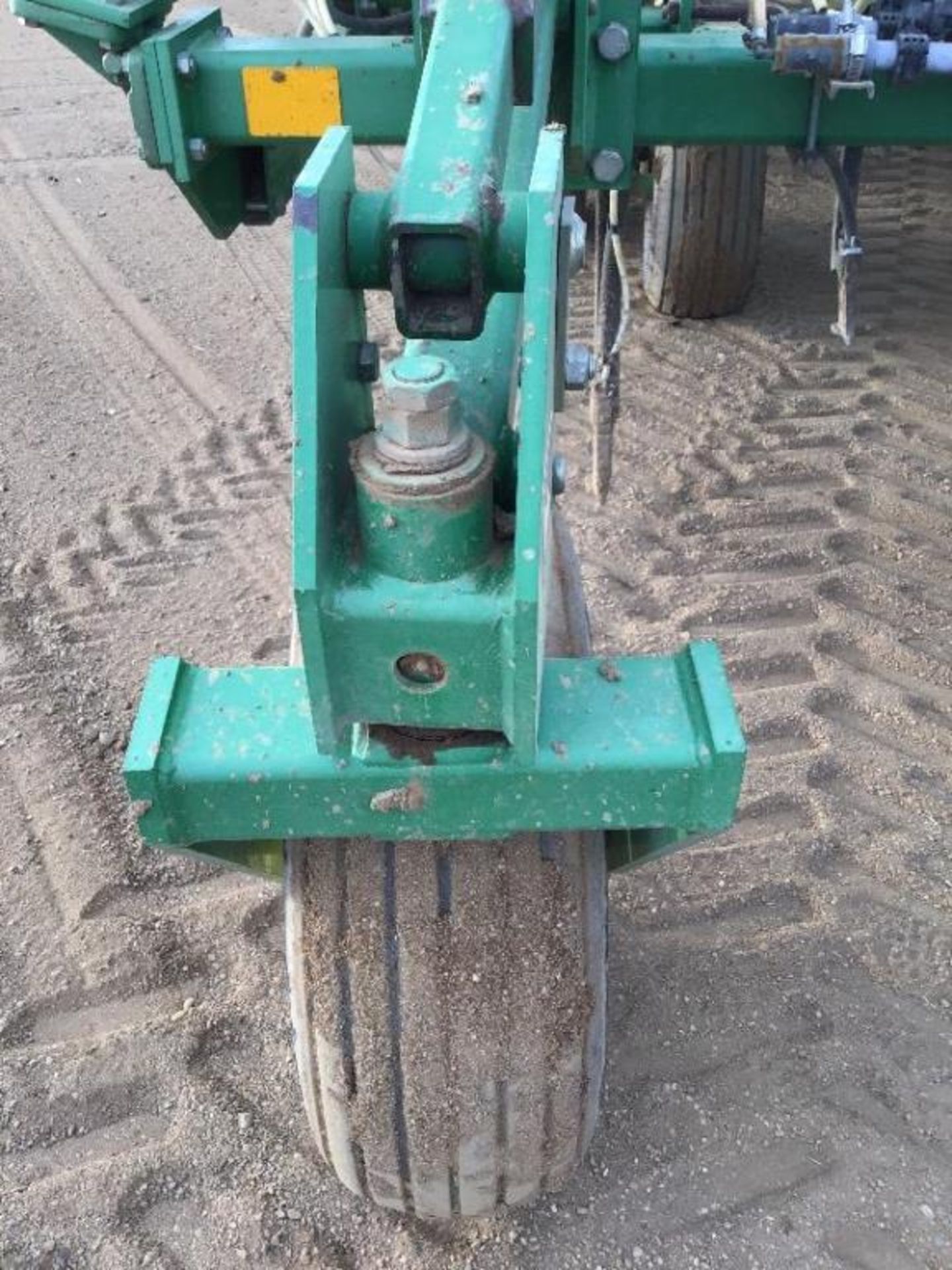 29 1997 John Deere 737 40Ft Air Drill & 787 2-Comp Tow-Behind Tank Floating Hitch, 7.5in Spacing, - Image 31 of 33