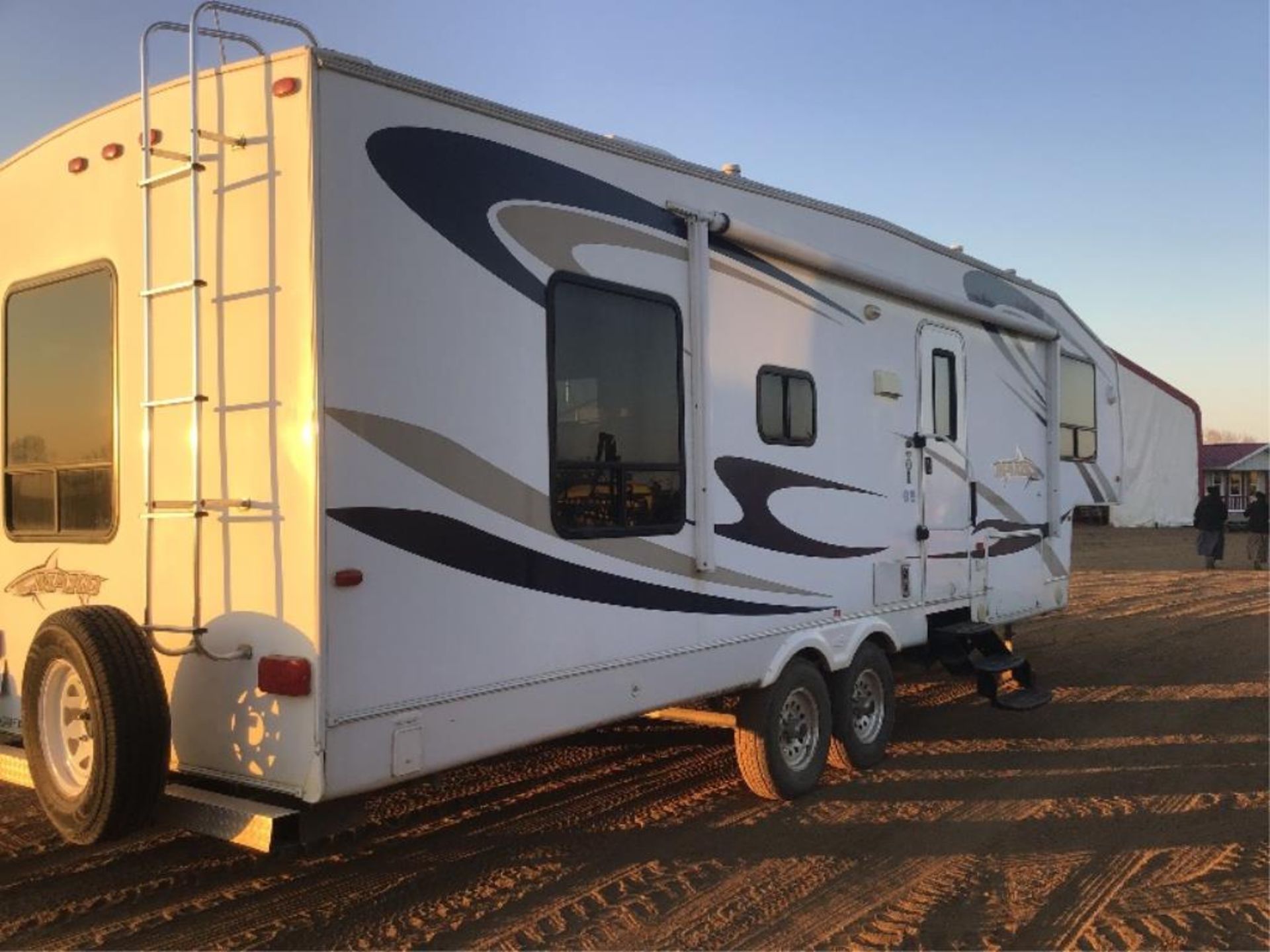 159 2010 Mako 29RLFW Gulf Stream 5th Wheel Holiday Trailer VIN 1NL1MFM20A1073513 Large Slide, - Image 2 of 22