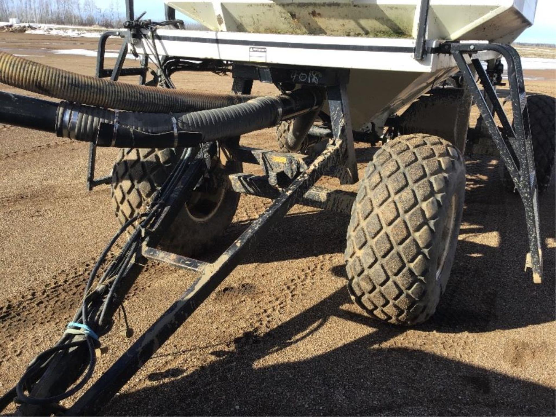 34 2155 Bourgalt Air Cart/Tank Tow-Behind Mechanicale Rear Hitch w/Hydraulics. Monitors & Manuel - Image 9 of 10