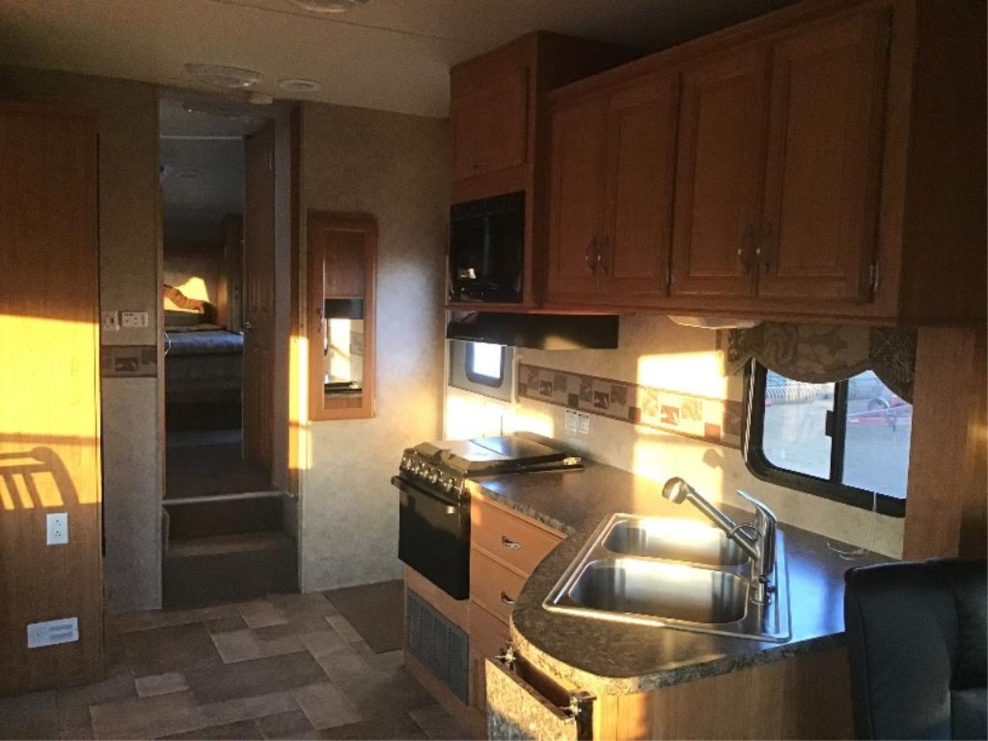 159 2010 Mako 29RLFW Gulf Stream 5th Wheel Holiday Trailer VIN 1NL1MFM20A1073513 Large Slide, - Image 5 of 22