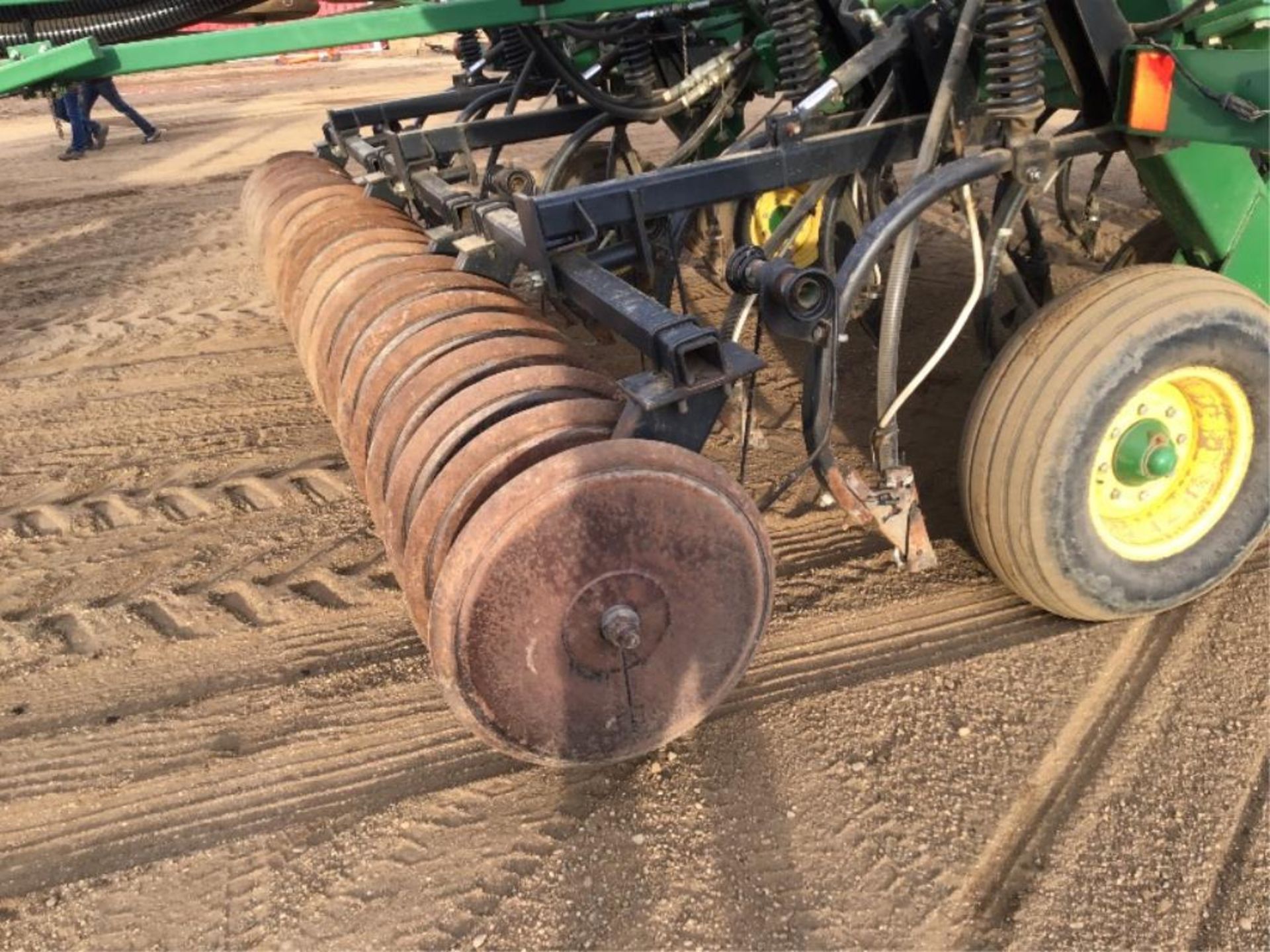 29 1997 John Deere 737 40Ft Air Drill & 787 2-Comp Tow-Behind Tank Floating Hitch, 7.5in Spacing, - Image 4 of 33