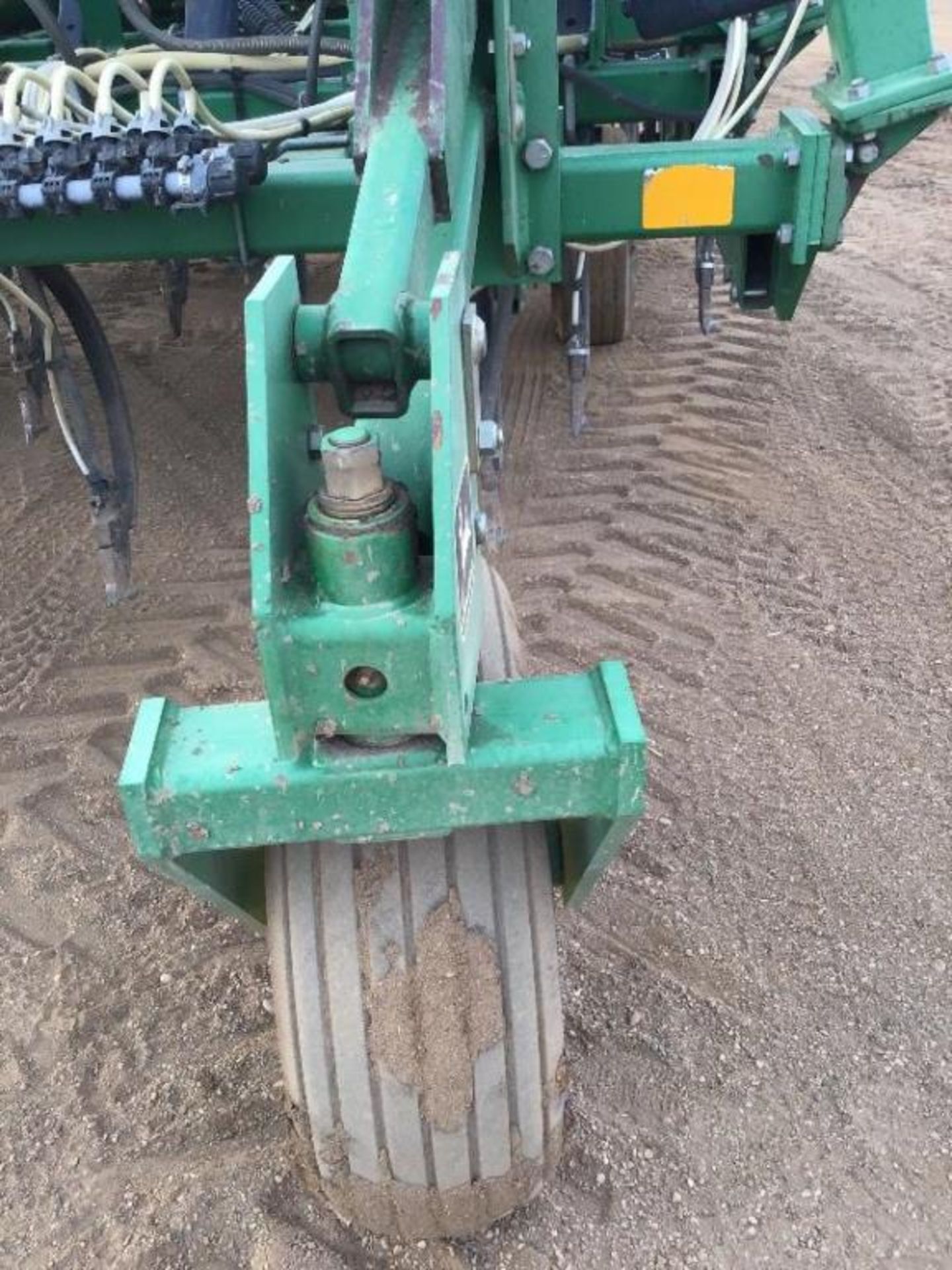 29 1997 John Deere 737 40Ft Air Drill & 787 2-Comp Tow-Behind Tank Floating Hitch, 7.5in Spacing, - Image 32 of 33