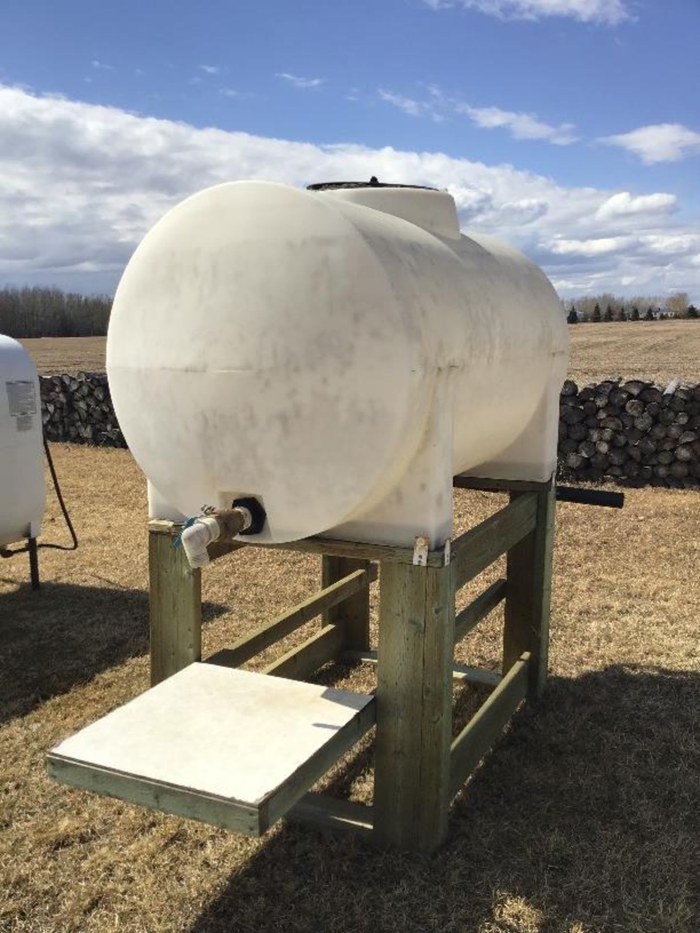 +/-200g Water Tank on Wooden Stand