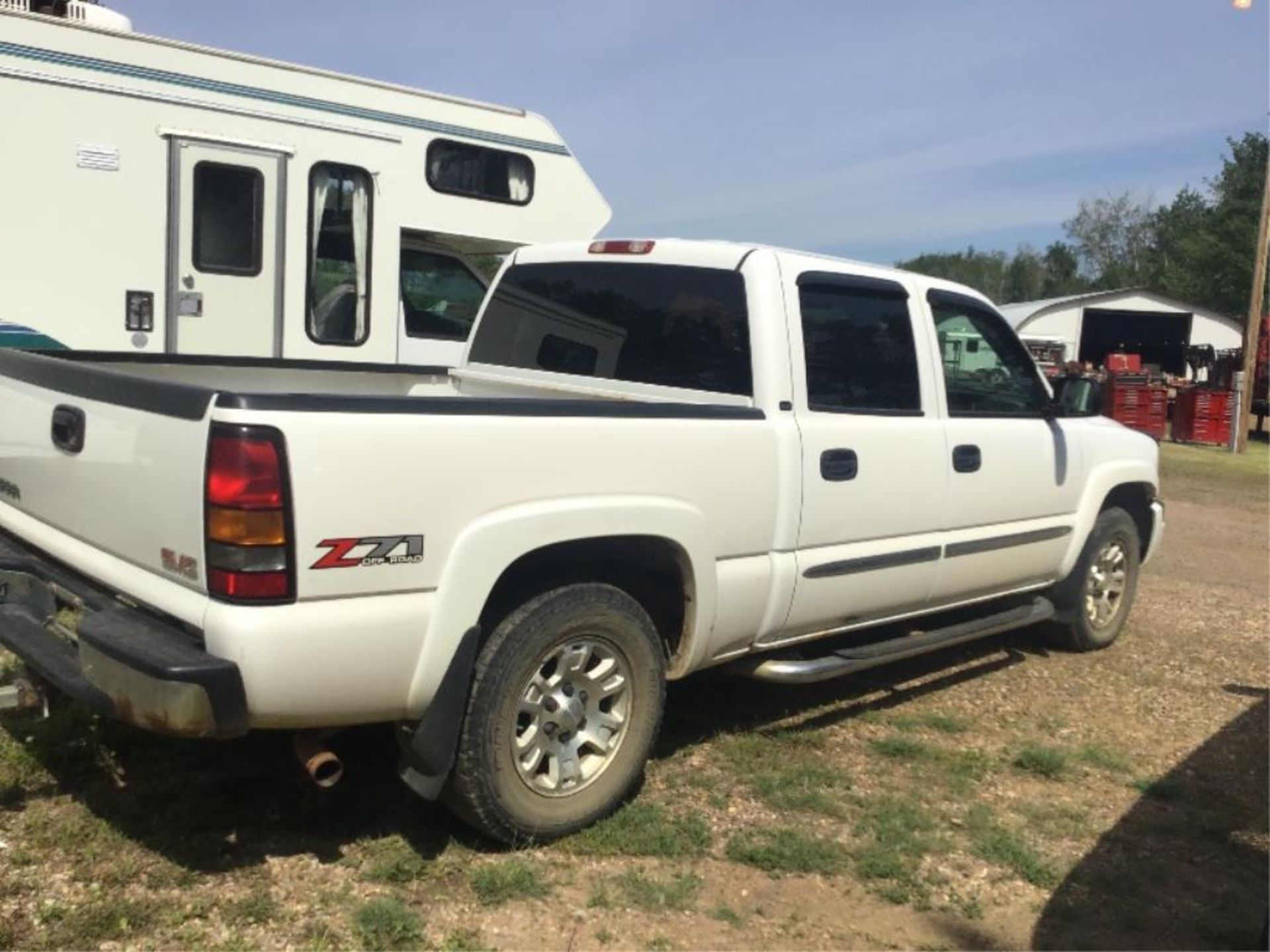 2005 GMC Crew Cab 4x4 Pickup VIN 2GTEK13T651387063 250177km, A/T, Dual Climate Control VIN - Image 4 of 8