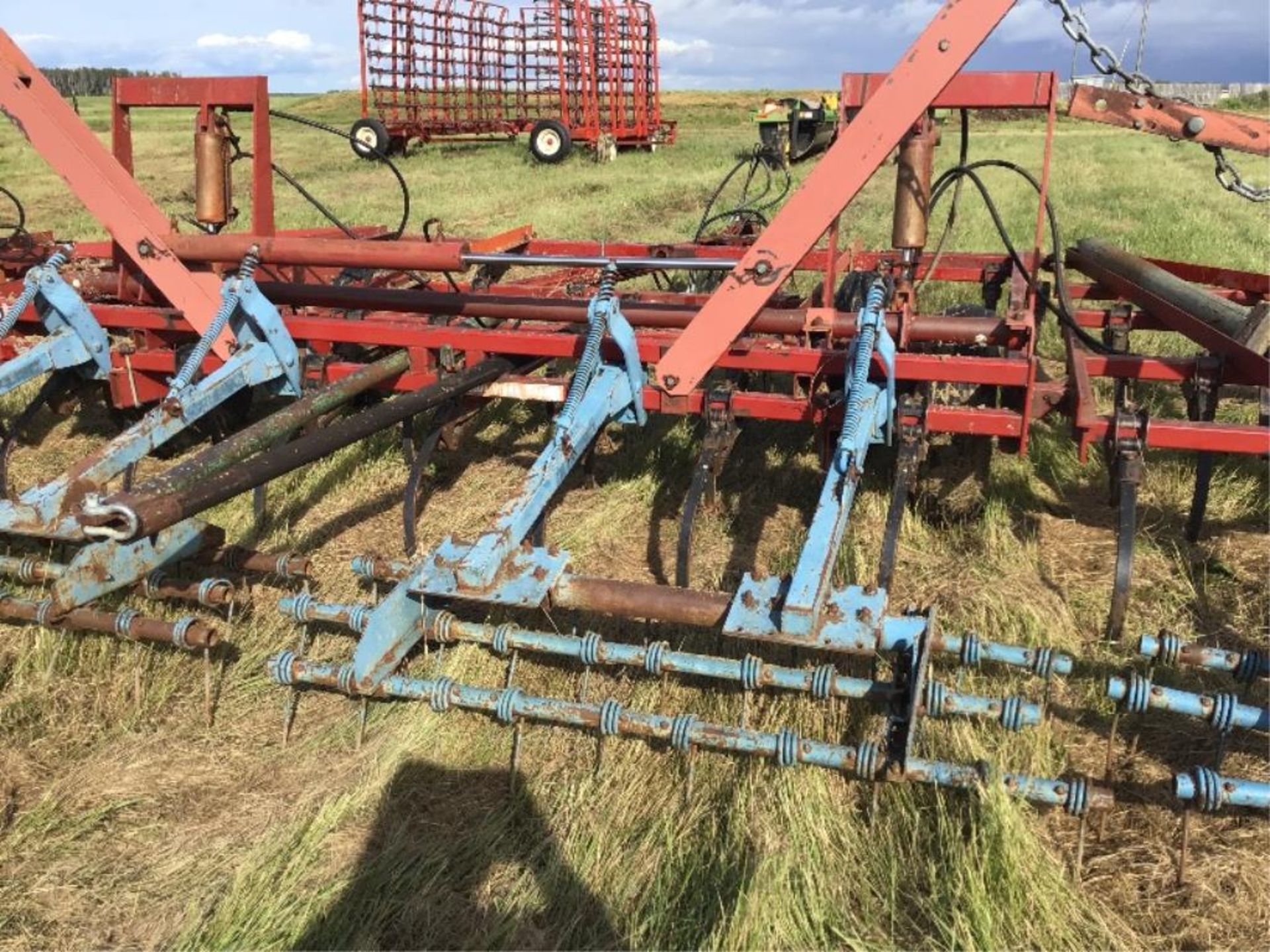 29Ft IH 4500 Vibrashank Cultivator Mounted Harrows, Rear Hitch, 6in spacing, 9in Sweeps - Image 7 of 8