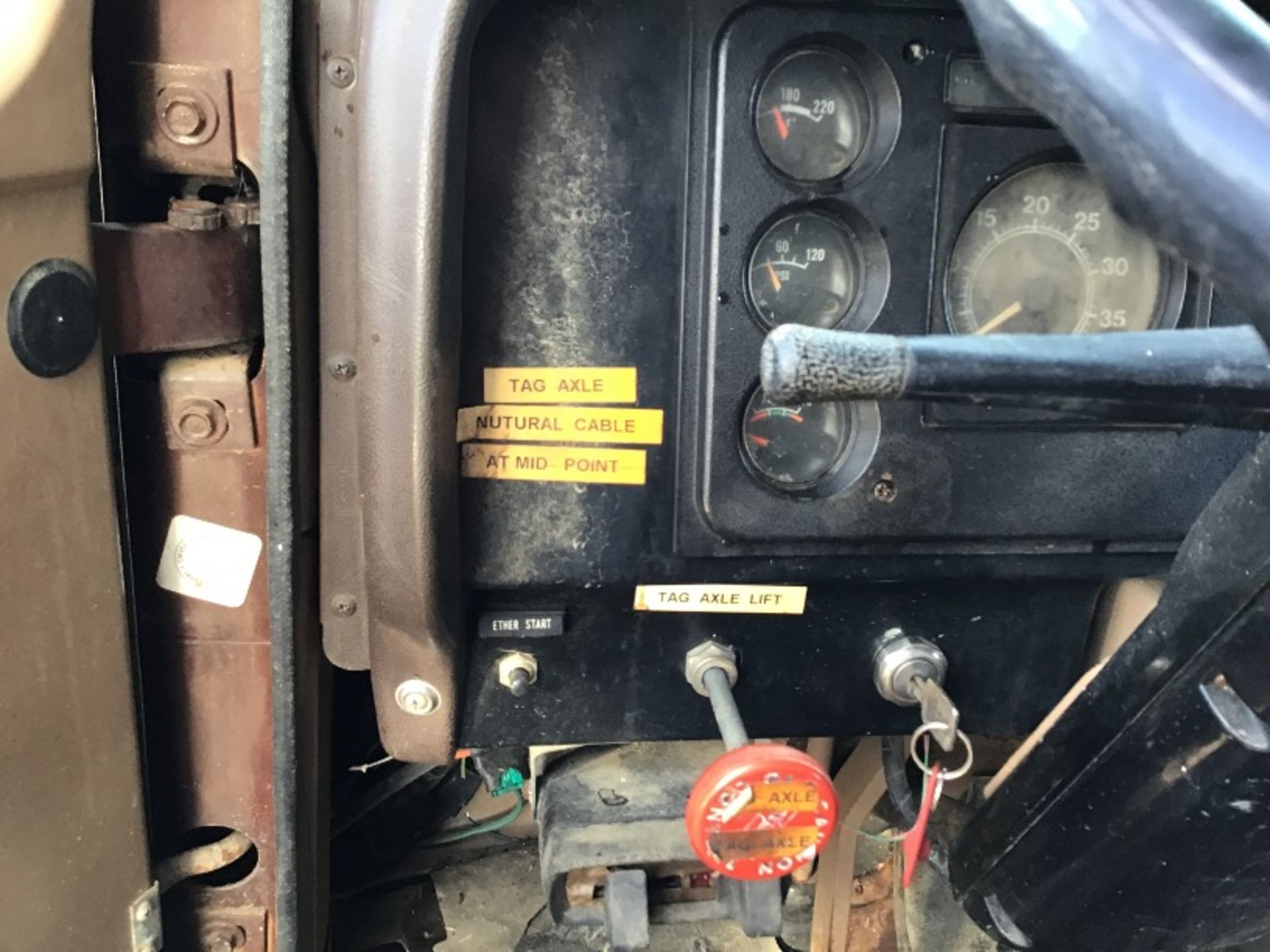 1979 International T/A Tag axle Grain Truck - Image 15 of 20