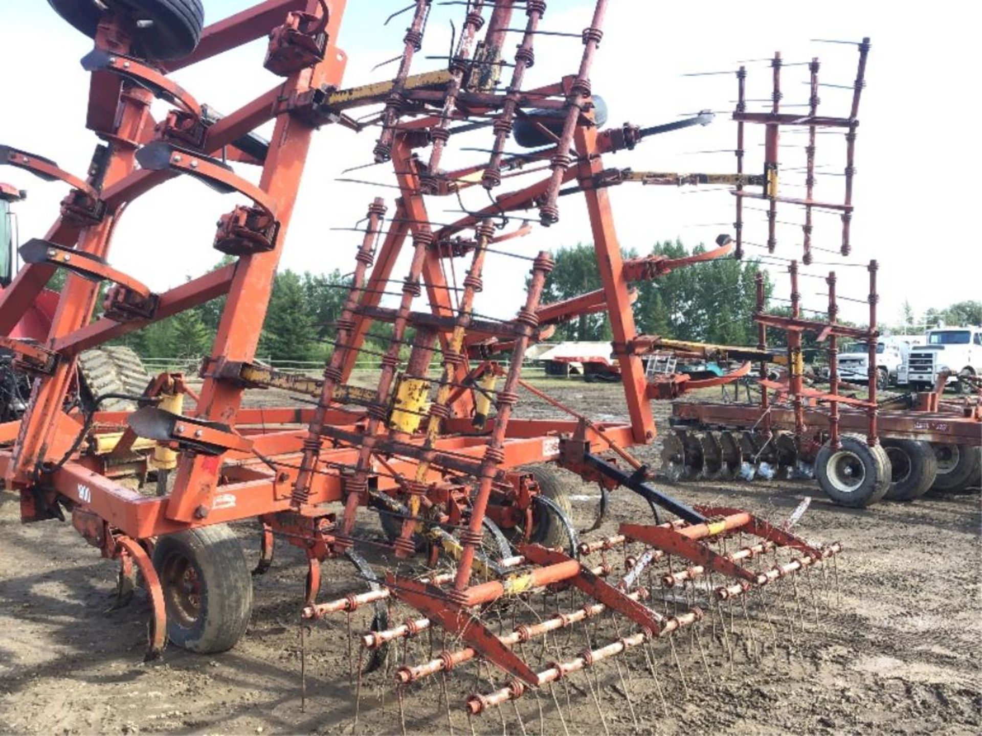 29Ft Case 1900 Deep Tillage Cultivator 12in spacing, Mounted Harrows - Image 3 of 4