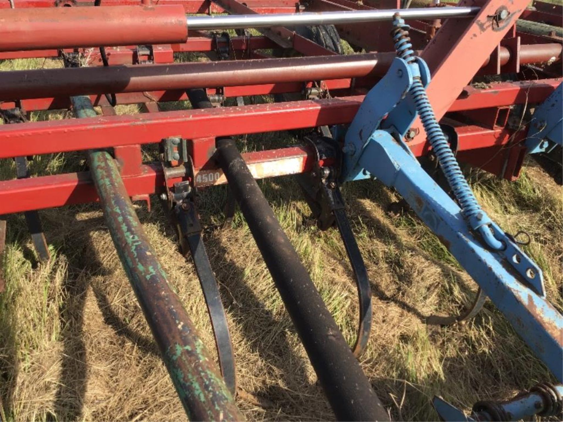 29Ft IH 4500 Vibrashank Cultivator Mounted Harrows, Rear Hitch, 6in spacing, 9in Sweeps - Image 5 of 8