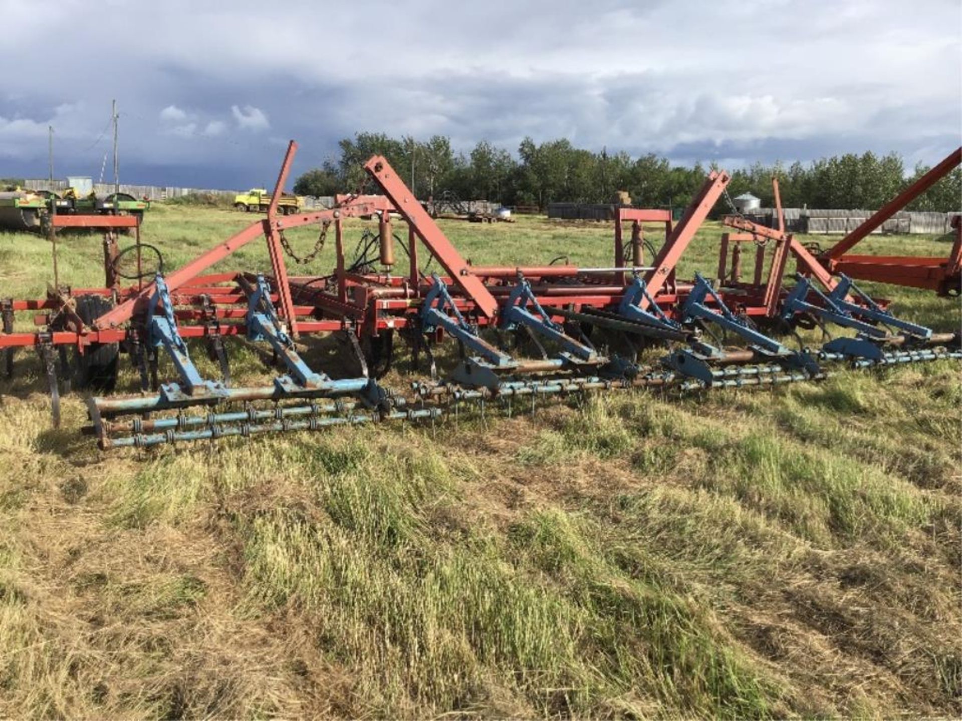 29Ft IH 4500 Vibrashank Cultivator Mounted Harrows, Rear Hitch, 6in spacing, 9in Sweeps - Image 4 of 8