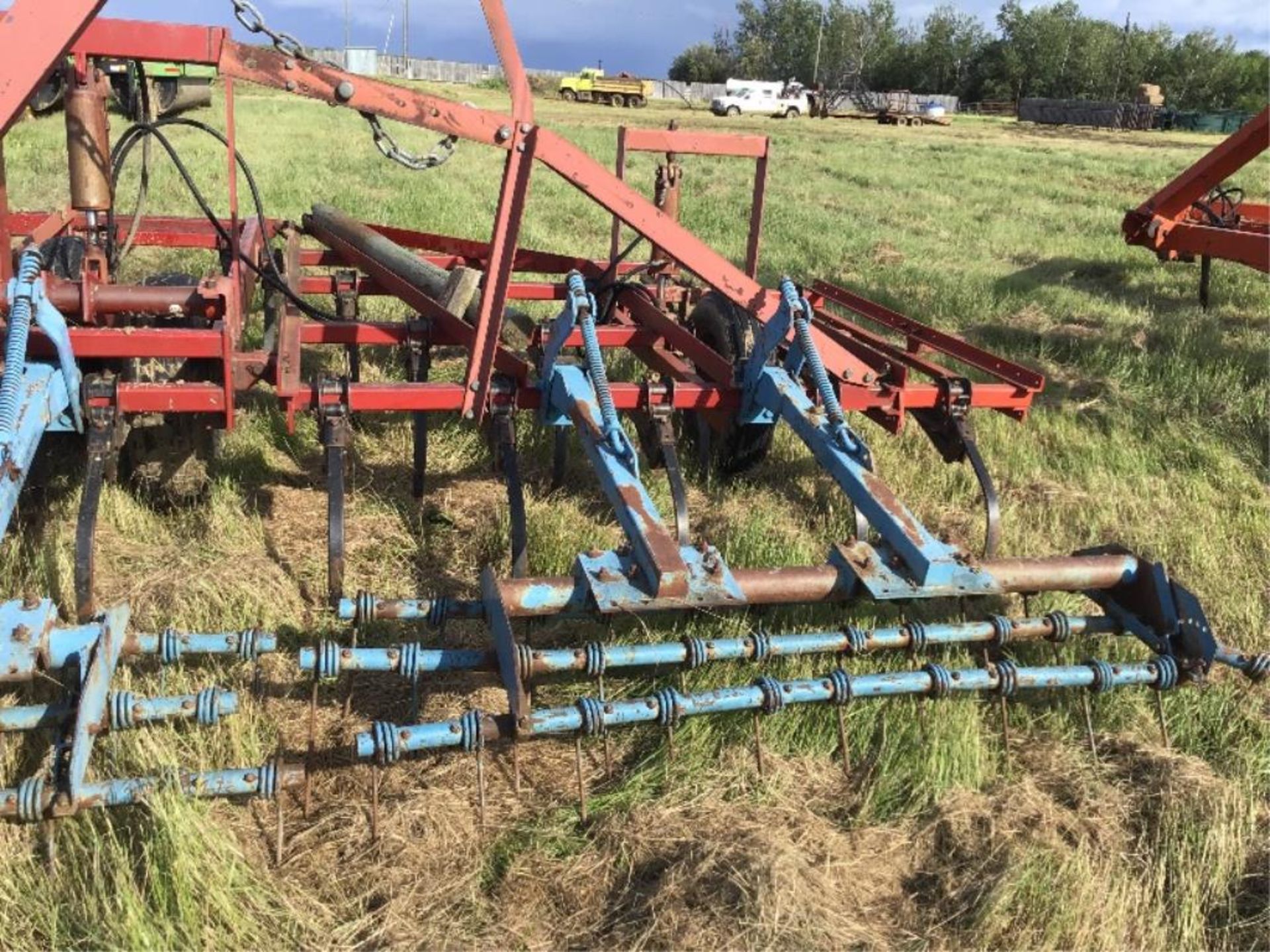 29Ft IH 4500 Vibrashank Cultivator Mounted Harrows, Rear Hitch, 6in spacing, 9in Sweeps - Image 6 of 8