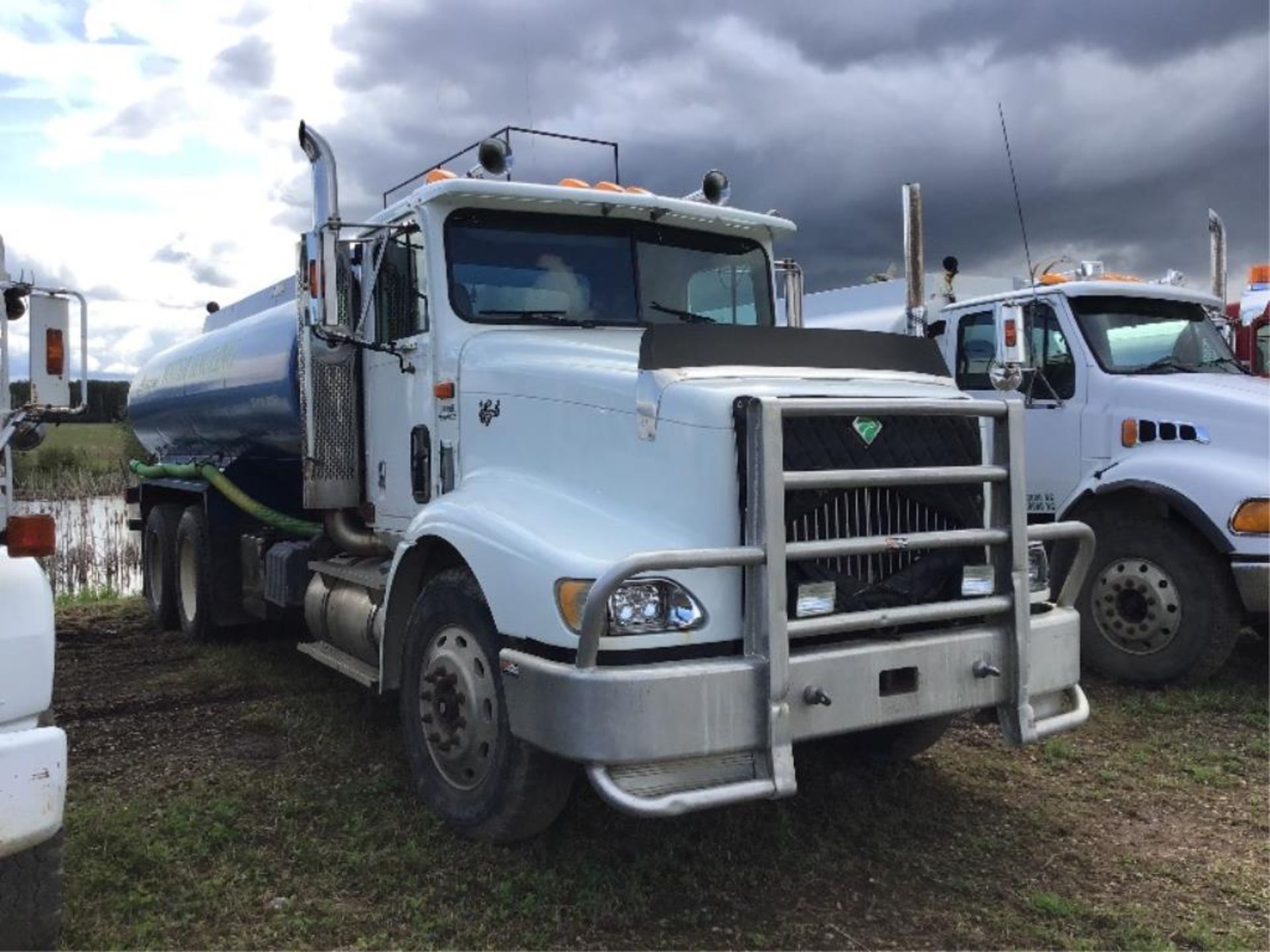 1998 International 9200 Eagle T/A Water Truck VIN 2HSFMAXR2WC053574 Cat Eng, 18spd Trans, A/R Susp, - Image 2 of 23