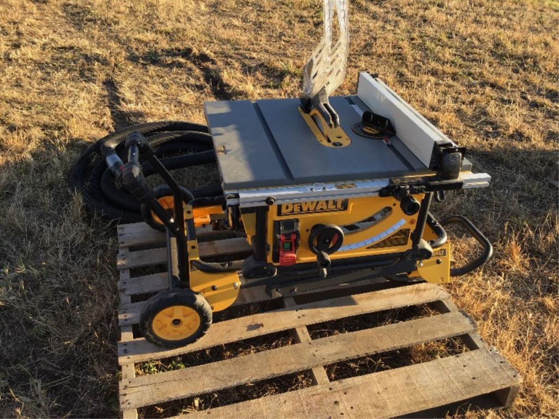 Dewalt Portable 10in Table Saw w/Folding Legs c/w Discharge Hose