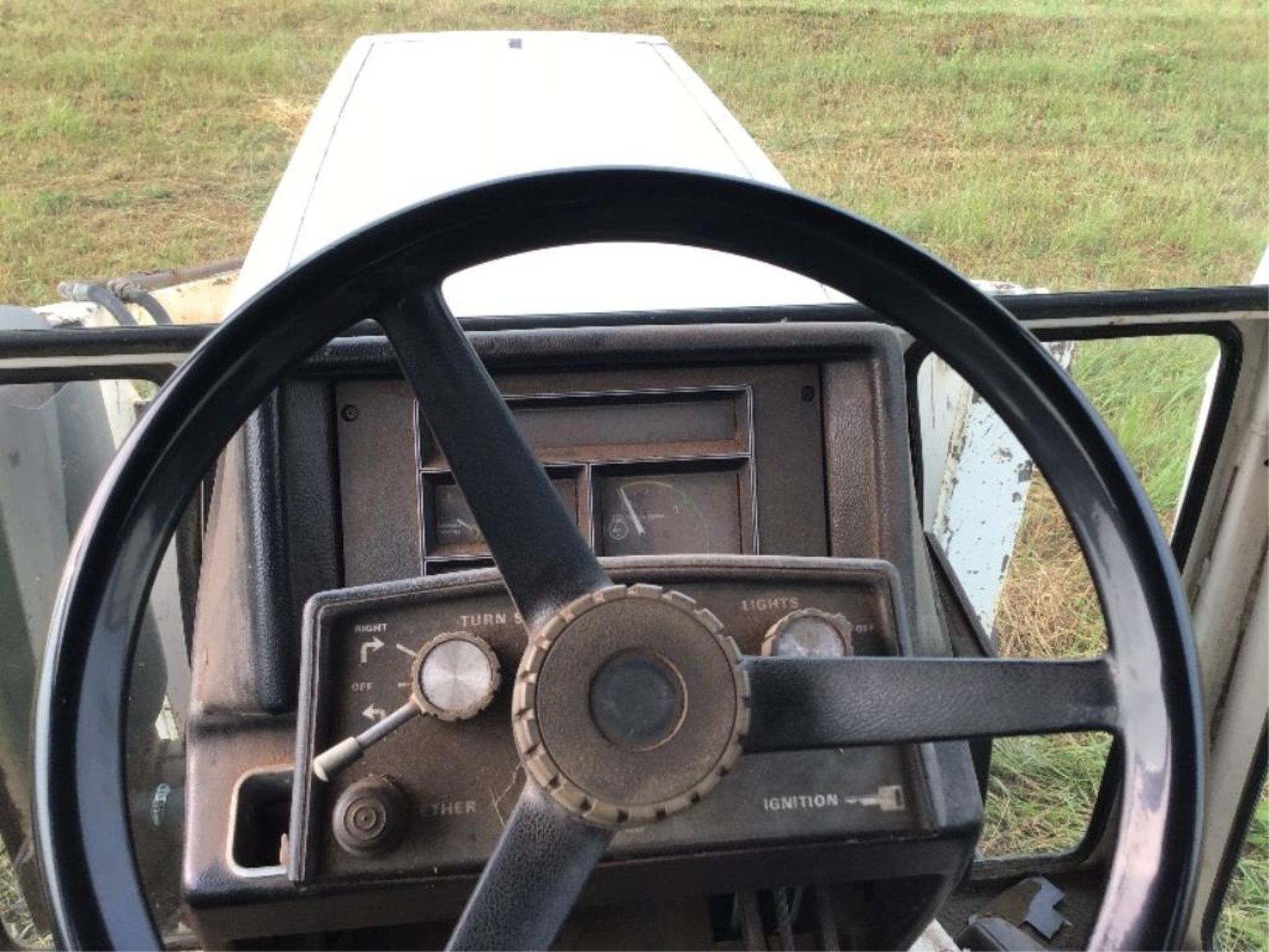 1982 Case 2290 2wd Tractor w/Boss FEL 18.4-38rr Duals, 2-rr Hyd, 8042hrs, 12spd Partial Powershift T - Image 10 of 12