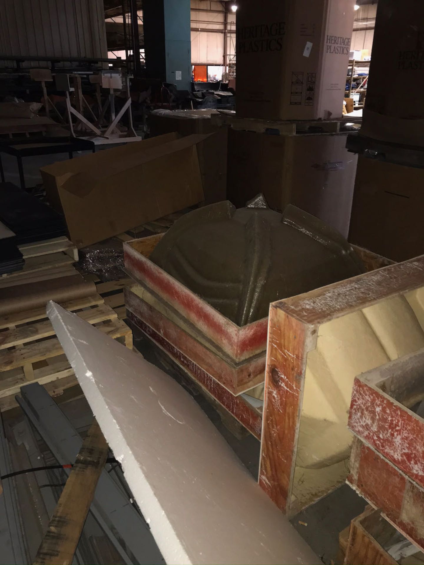 Lot of molds, wood, metal, cardboard - Image 2 of 5