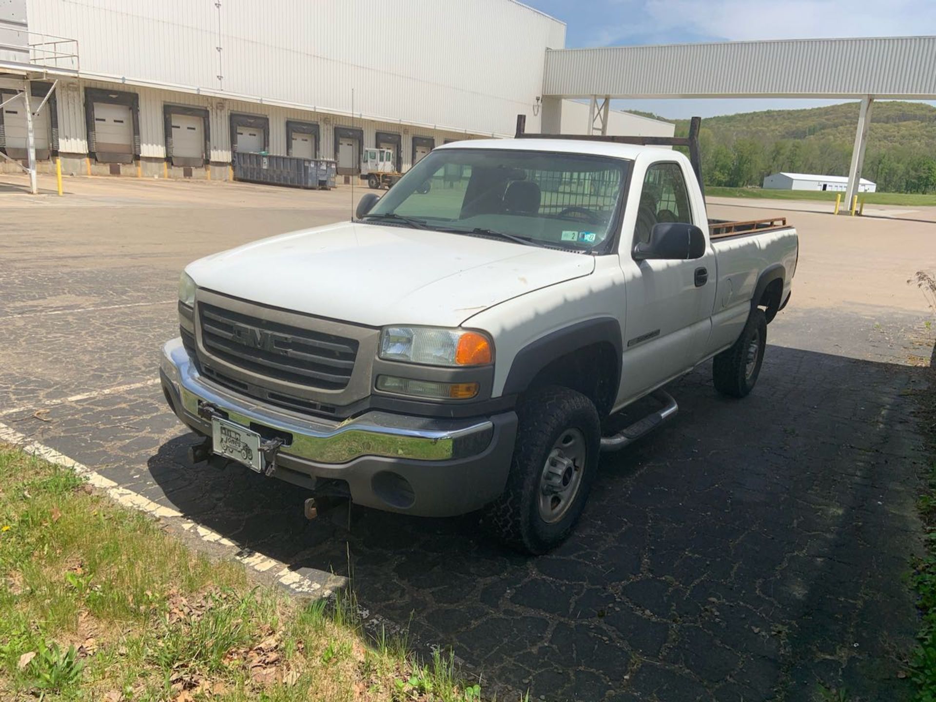 GMC 2500HD single cab, 129,272 miles, with snow plow - Image 3 of 9