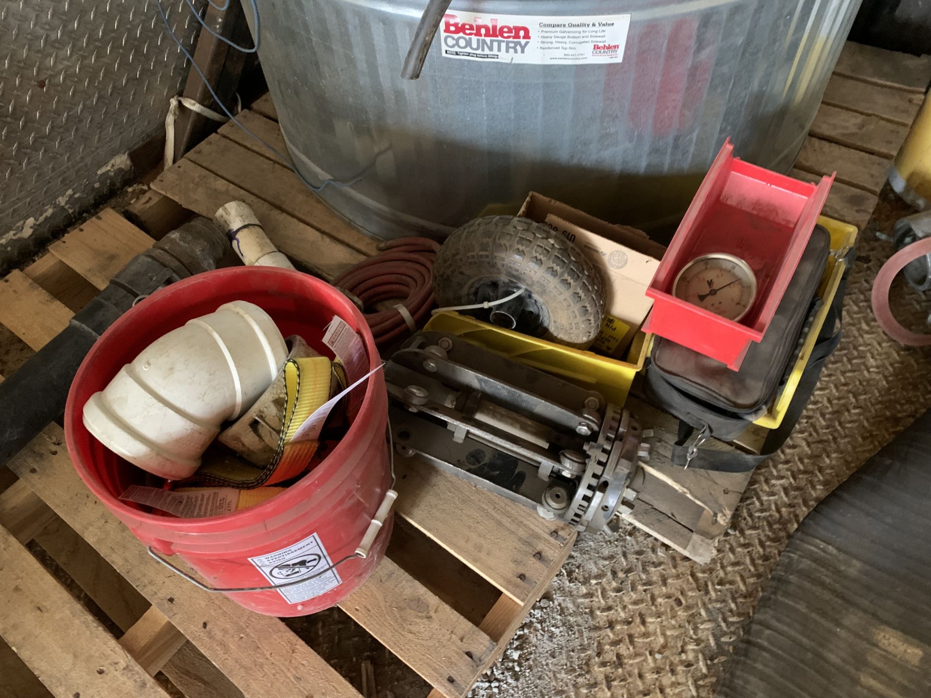 Contents of trailerÉ Pallet jack (5,500 lbs), hoses, reels, risers, fans, motors, bins, tripod winch - Image 14 of 18