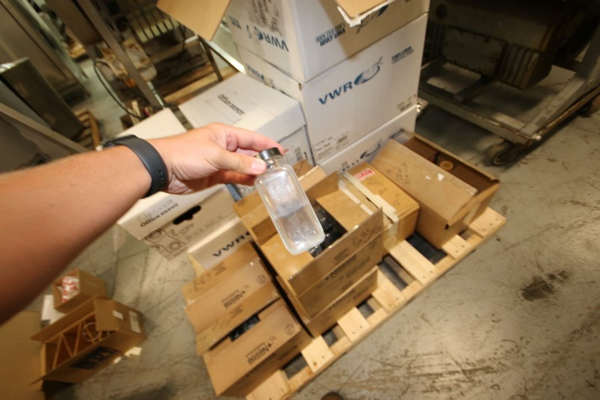 (1) Pallet of Assorted Lab Glass Bottles,Sizes Ranging 600 mL-1,000 mL & Some Other Sizes (INV# - Image 3 of 5