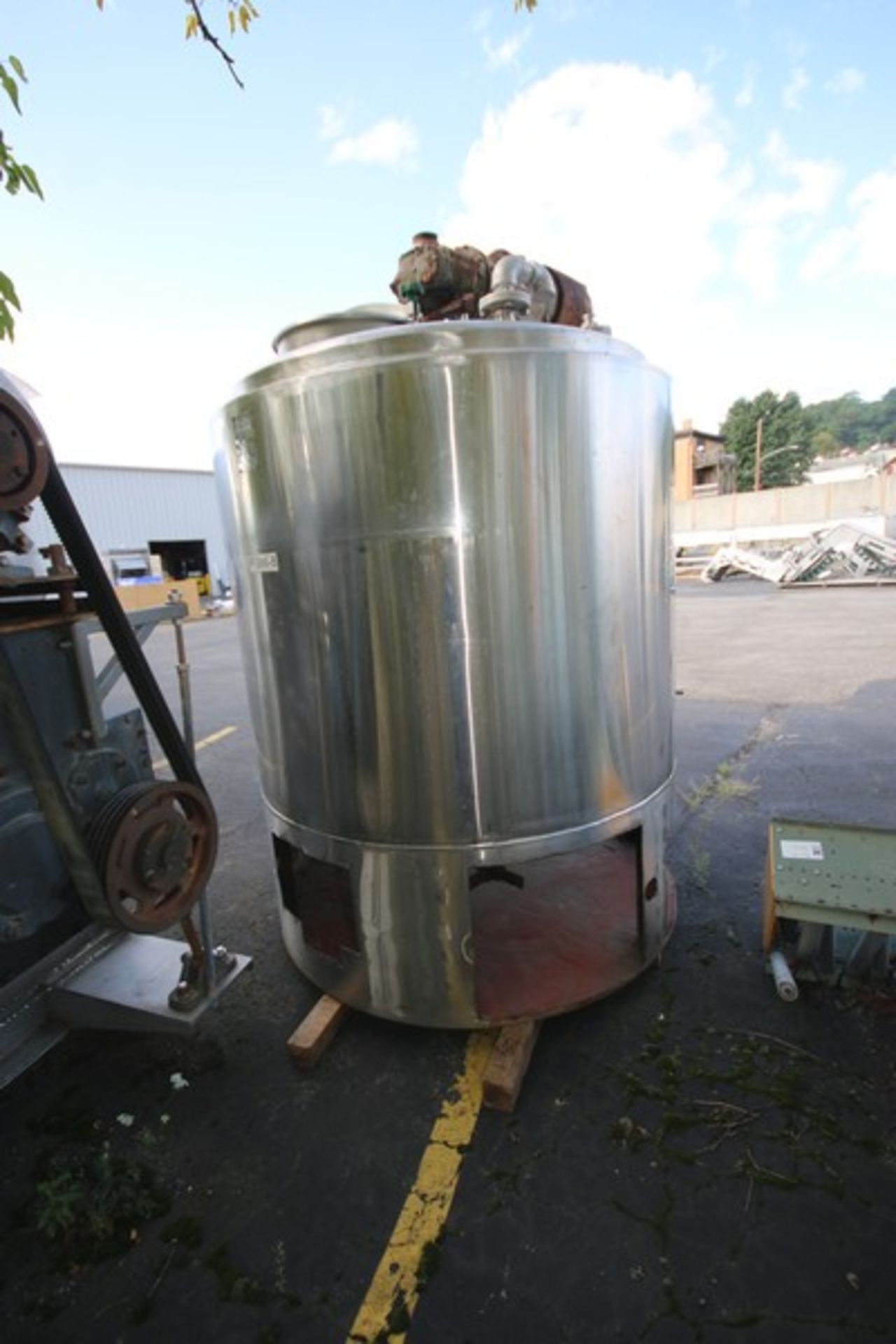 Sani Tank approximately 600 gallon capacity enclosed top , dish bottom jacketed processor with - Image 2 of 11