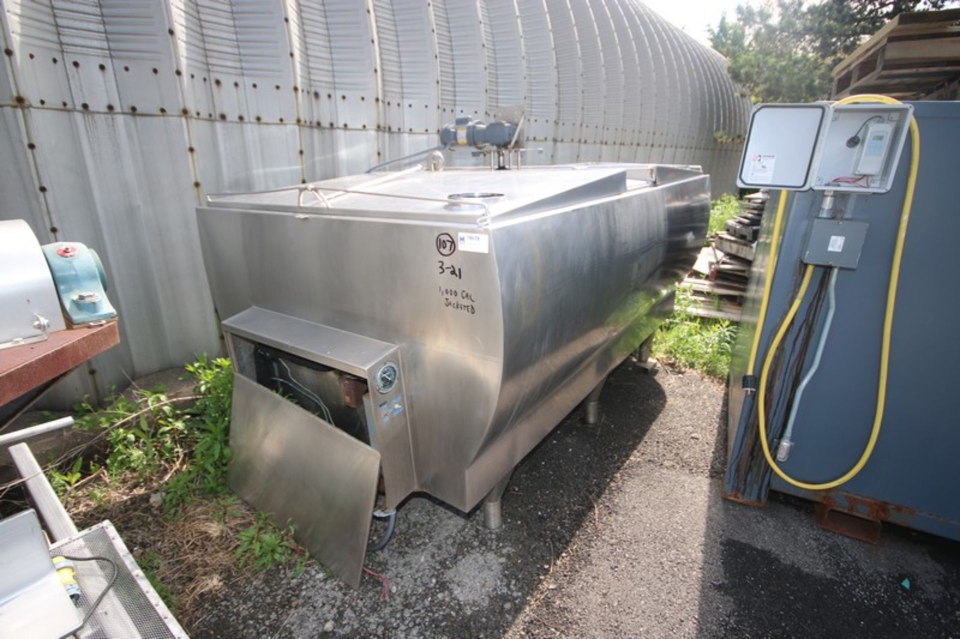 Mueller 1,000 Gal. S/S Farm Tank,with Hinged Lid, M/N M, S/N 32966, with Freon Jacket, 4-Prop