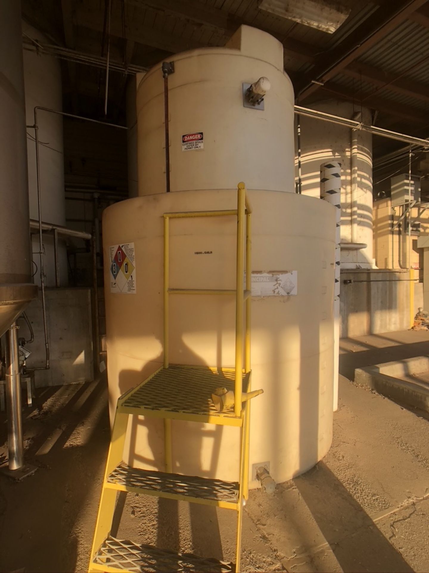 1600 GALLON POLY CAL PLASTICS CHEMICAL STORAGE TANK - Image 5 of 6