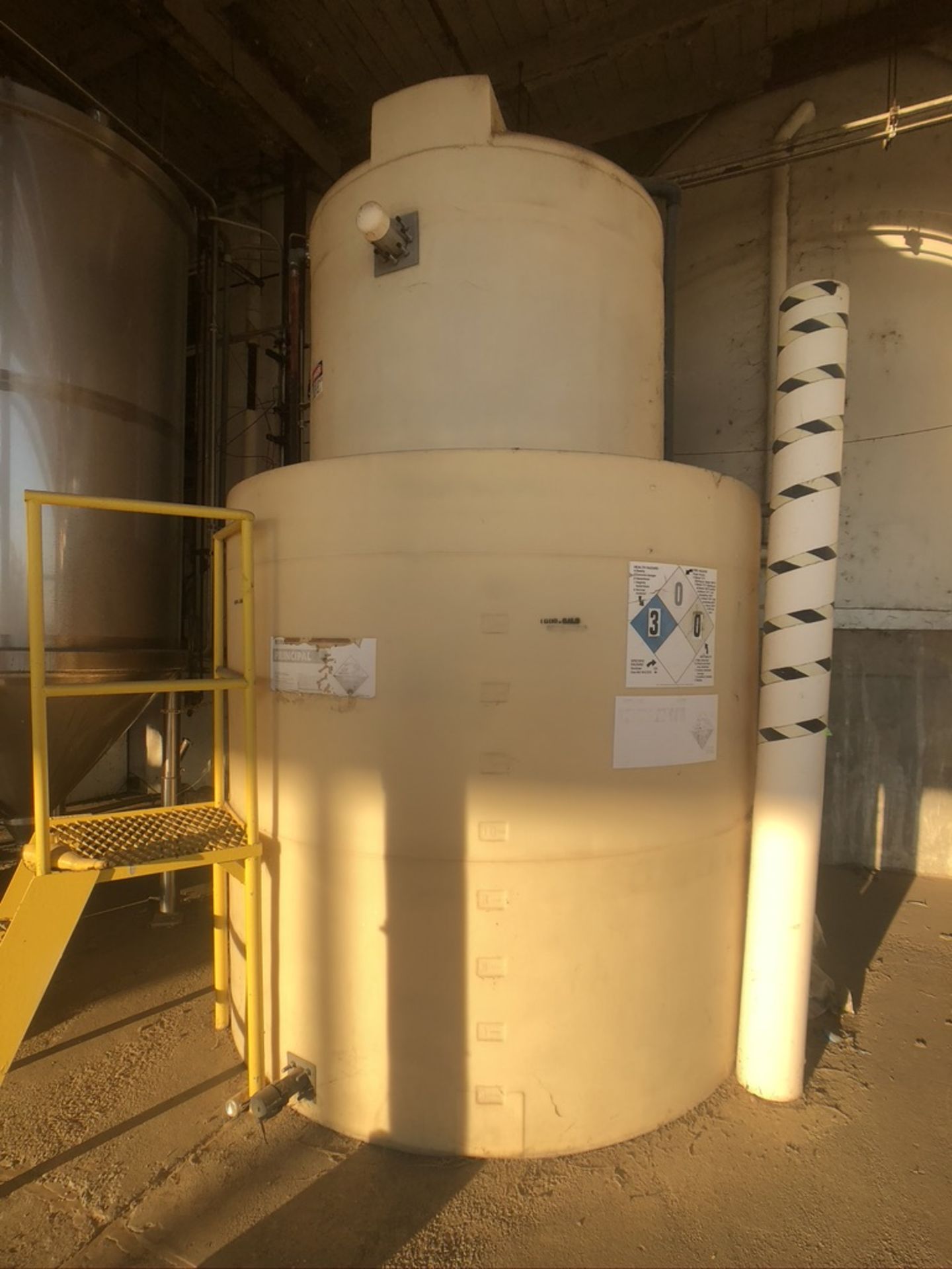 1600 GALLON POLY CAL PLASTICS CHEMICAL STORAGE TANK - Image 6 of 6