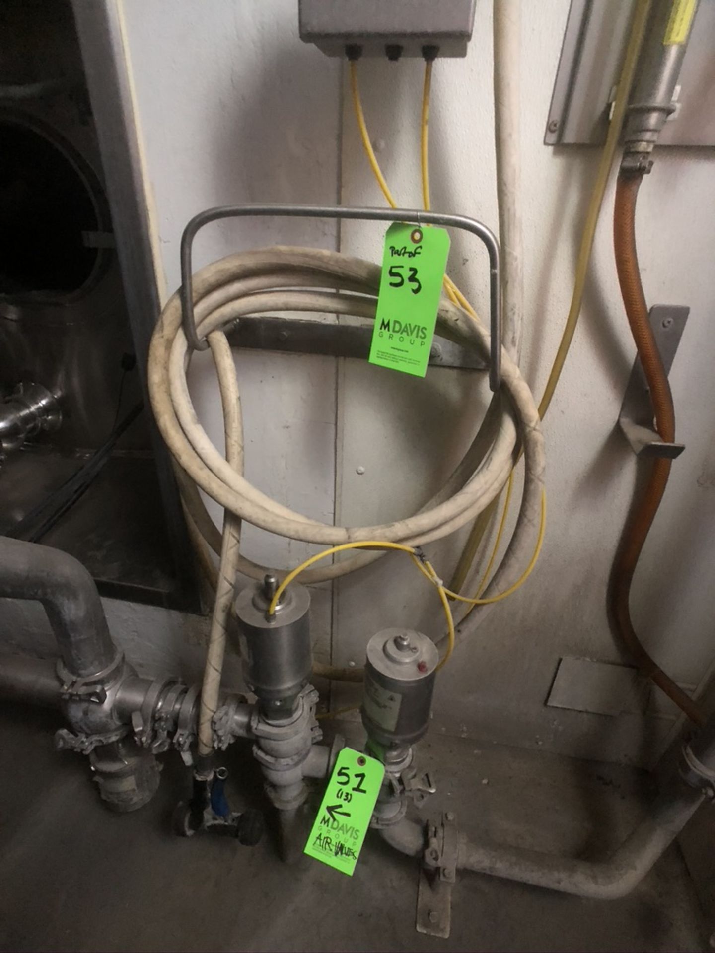 ECOLAB SANITIZING SYSTEMS AND HOSE REELS THROUGHOUT RAW MILK SILO ALCOVE, INCLUDES ECOLAB MODEL - Image 6 of 15