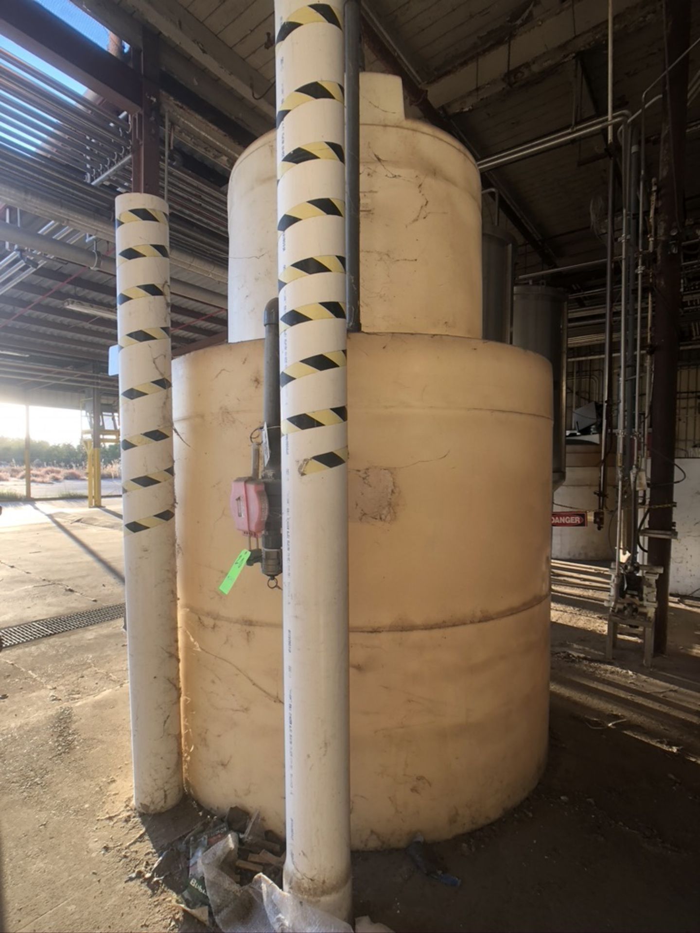 1600 GALLON POLY CAL PLASTICS CHEMICAL STORAGE TANK - Image 3 of 6