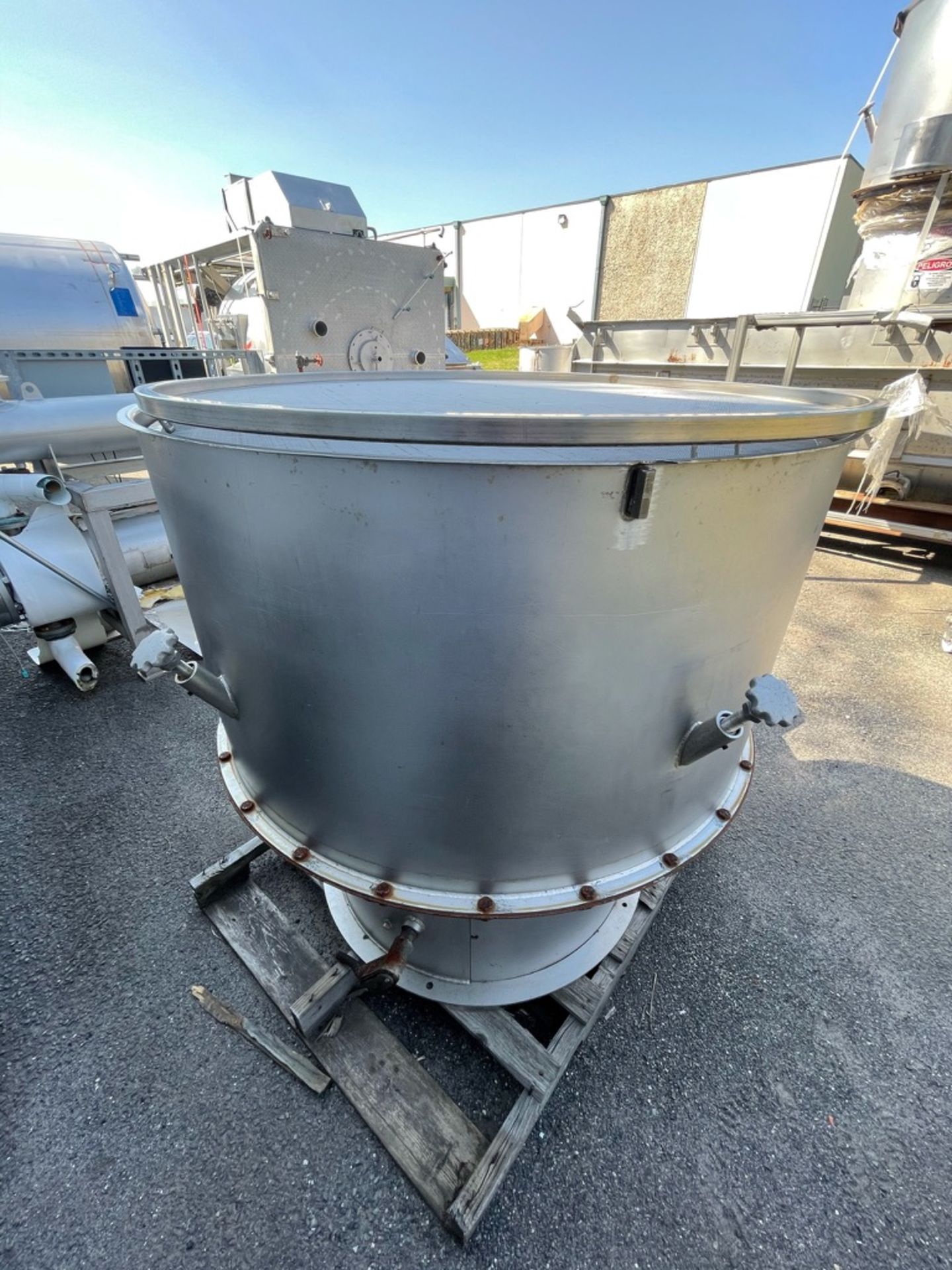 Vibratory Shaker 24 in depth 39 in dia. mounted on s/s frame with casters, frame dim appx 40" x - Image 4 of 7