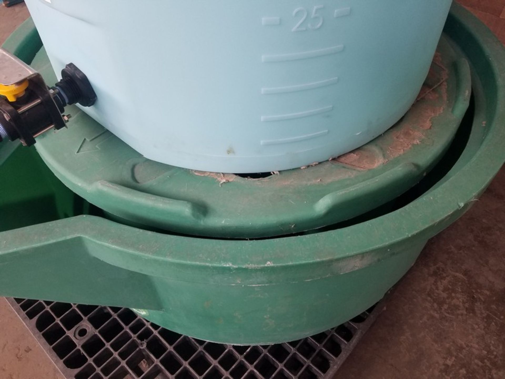 Aprox. 30" round x 44" height plastic tank, 1" outlet, 120 gallon (Handling, Loading & Site - Image 4 of 5