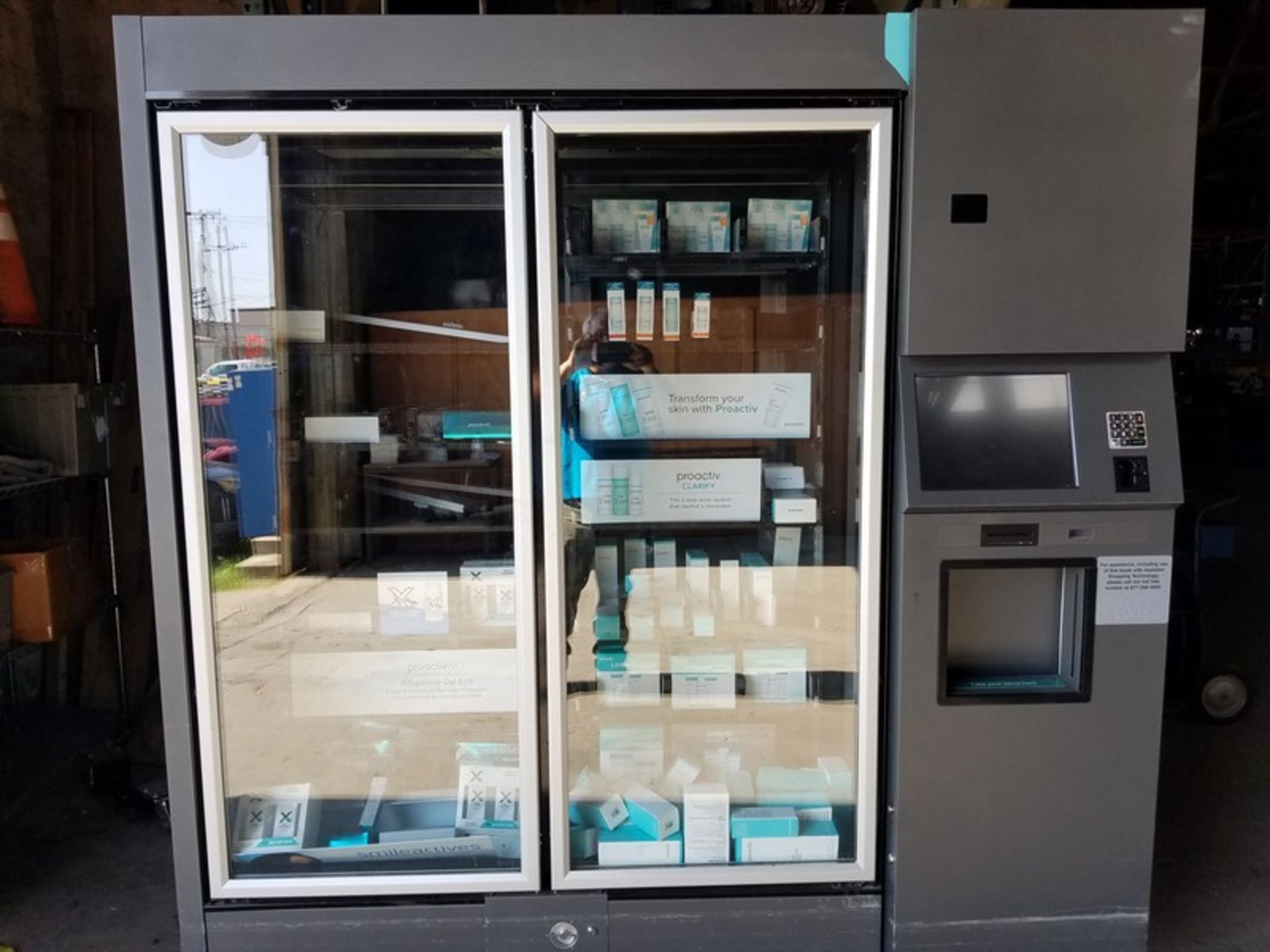 Sanyo E & E RRS7001C vending machine, S/N 130100021, volt 120 (Handling, Loading & Site Management