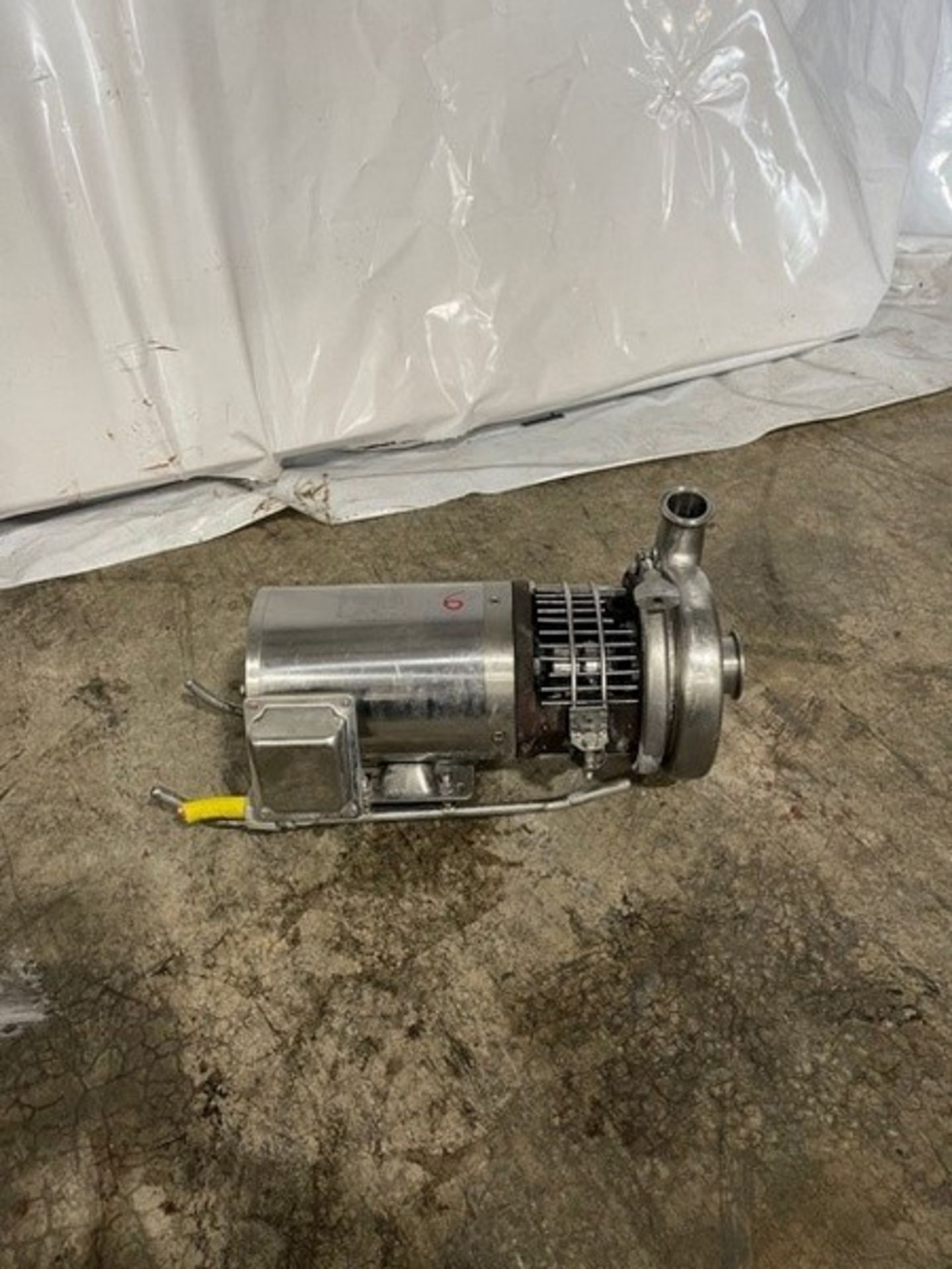 1.5x 2 tri clover centrifugal pump with stainless clad motor 1/.75 hp, 1740/1440 rpm. 380/460