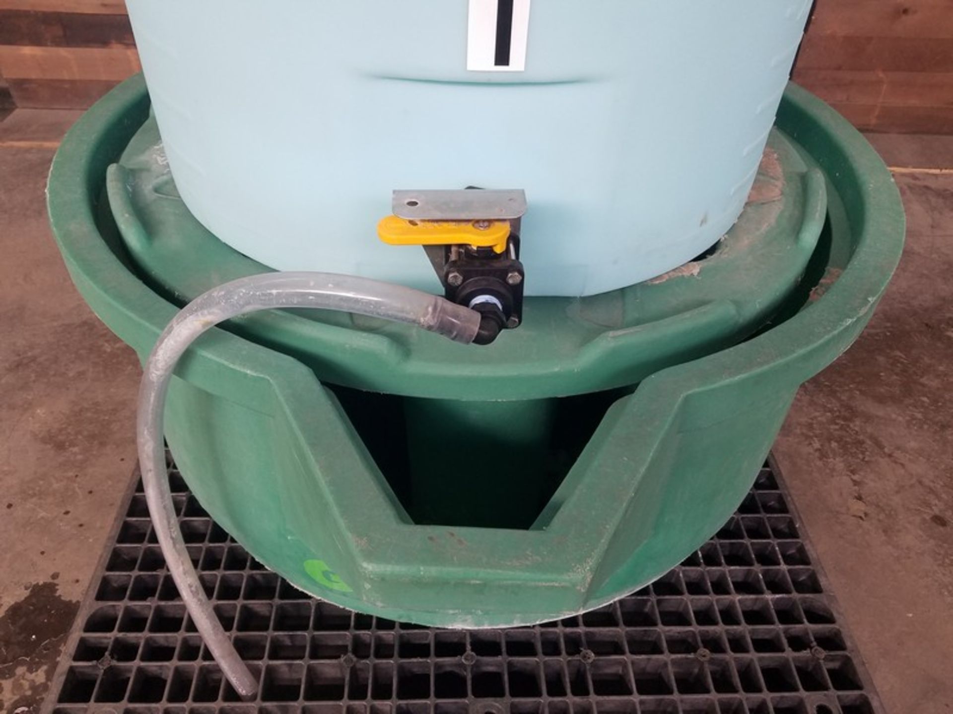 Aprox. 30" round x 44" height plastic tank, 1" outlet, 120 gallon (Handling, Loading & Site - Image 5 of 5