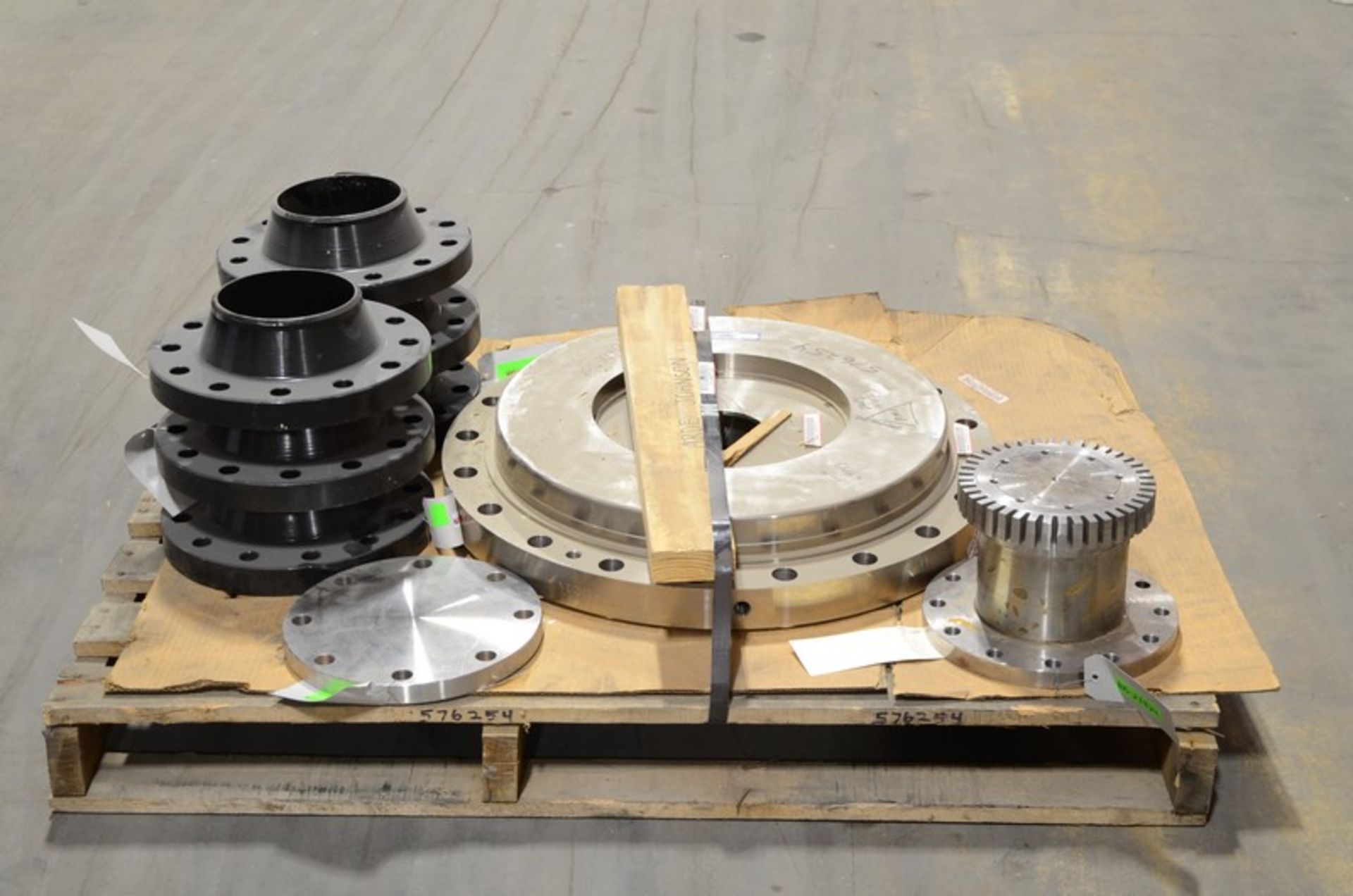 Assorted Flange Lot including: Weld-Neck Flange Steel, 6" Class 300 STD SA/A105 752 B16.5 QTY: 6 ;