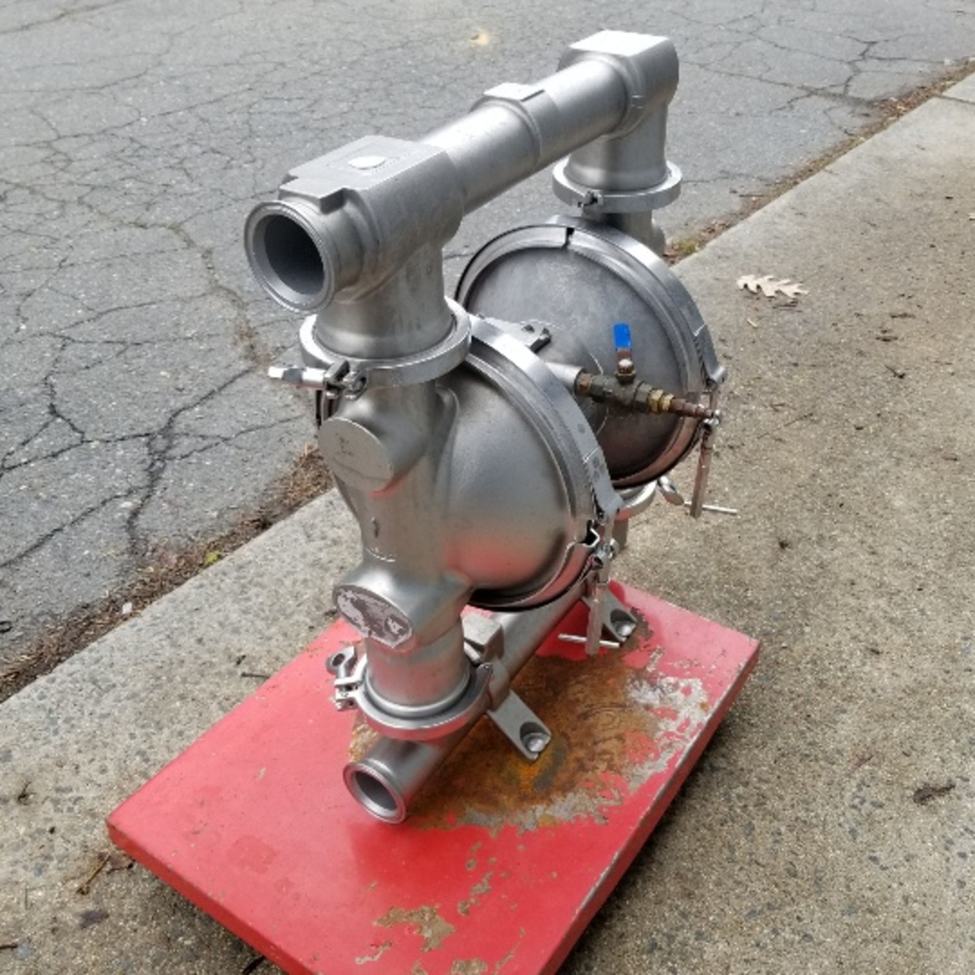 Graco 2.5" S/S diaphragm pump,  Model FD 3111, Series10D13A, 2.5" tri clamp connections on ports ( - Image 2 of 2