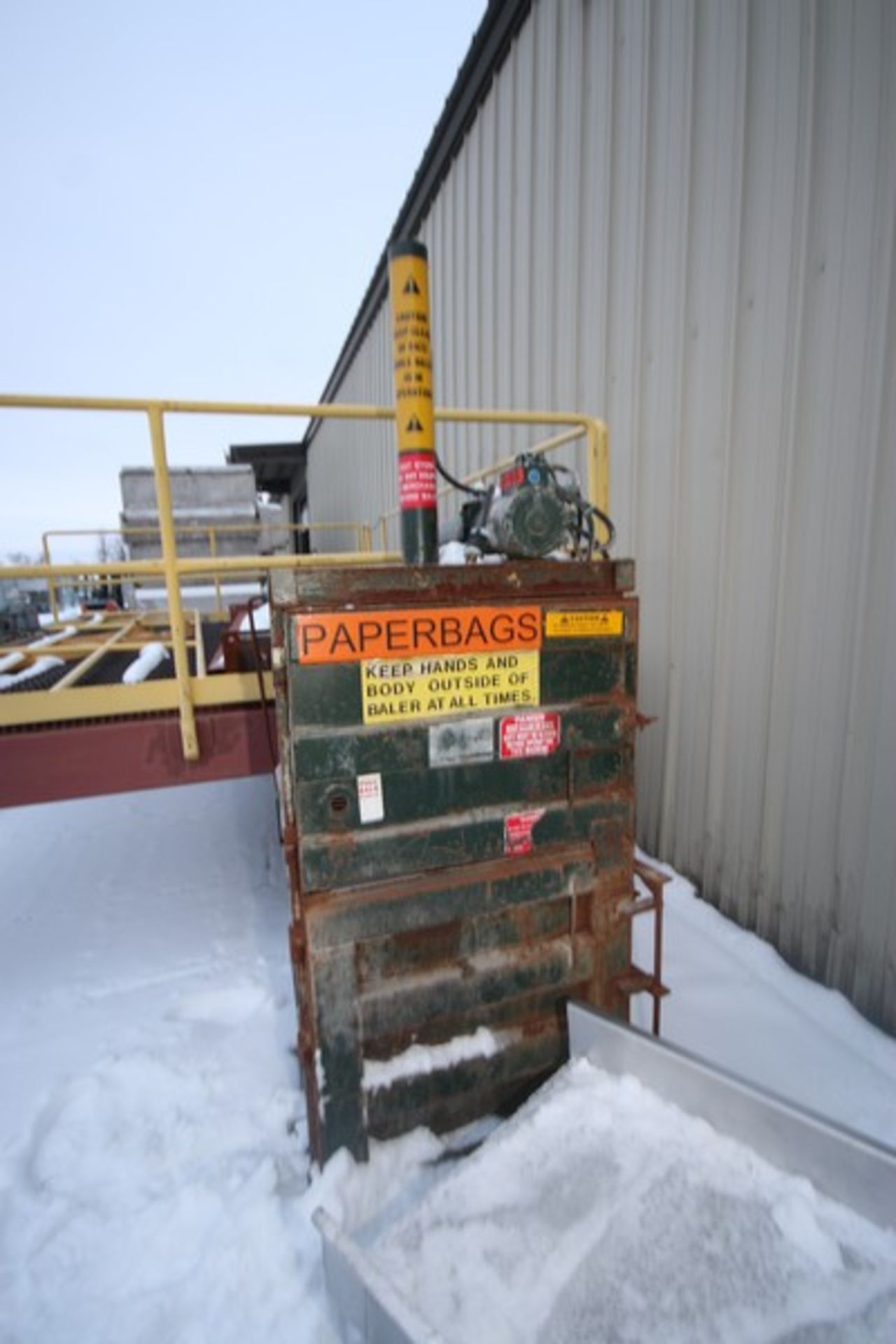 WP Corp. Vertical Paper Baler, with Top Mounted 1 hp Hydraulic Pump, 220 Volts, 3 Phase, with Ram - Image 3 of 4