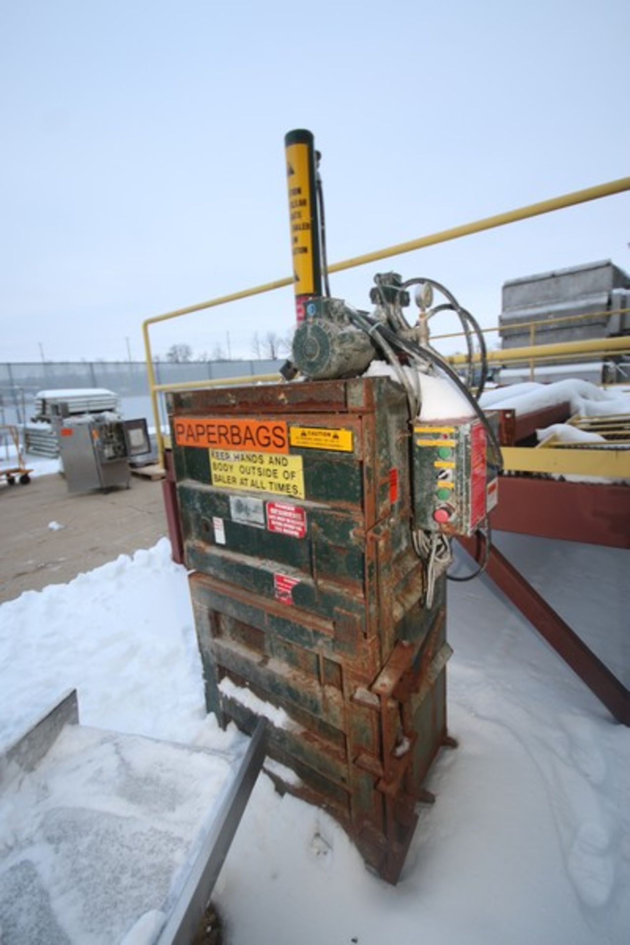 WP Corp. Vertical Paper Baler, with Top Mounted 1 hp Hydraulic Pump, 220 Volts, 3 Phase, with Ram - Image 4 of 4