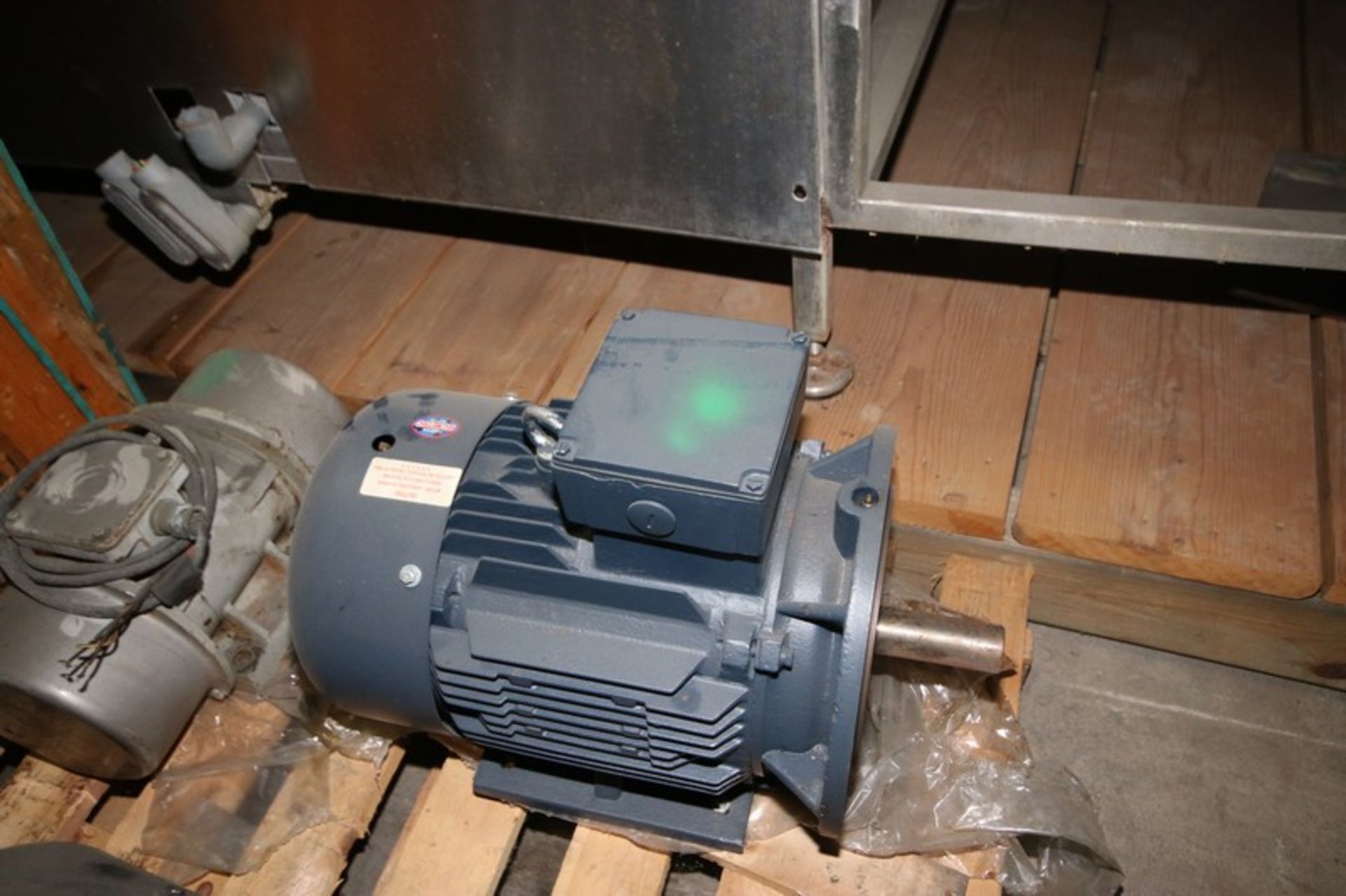 Pallet of Motors, Includes Marathon 15 hp Motor, Leesson 20 hp Motor, with (1) Shaker Deck - Image 6 of 6