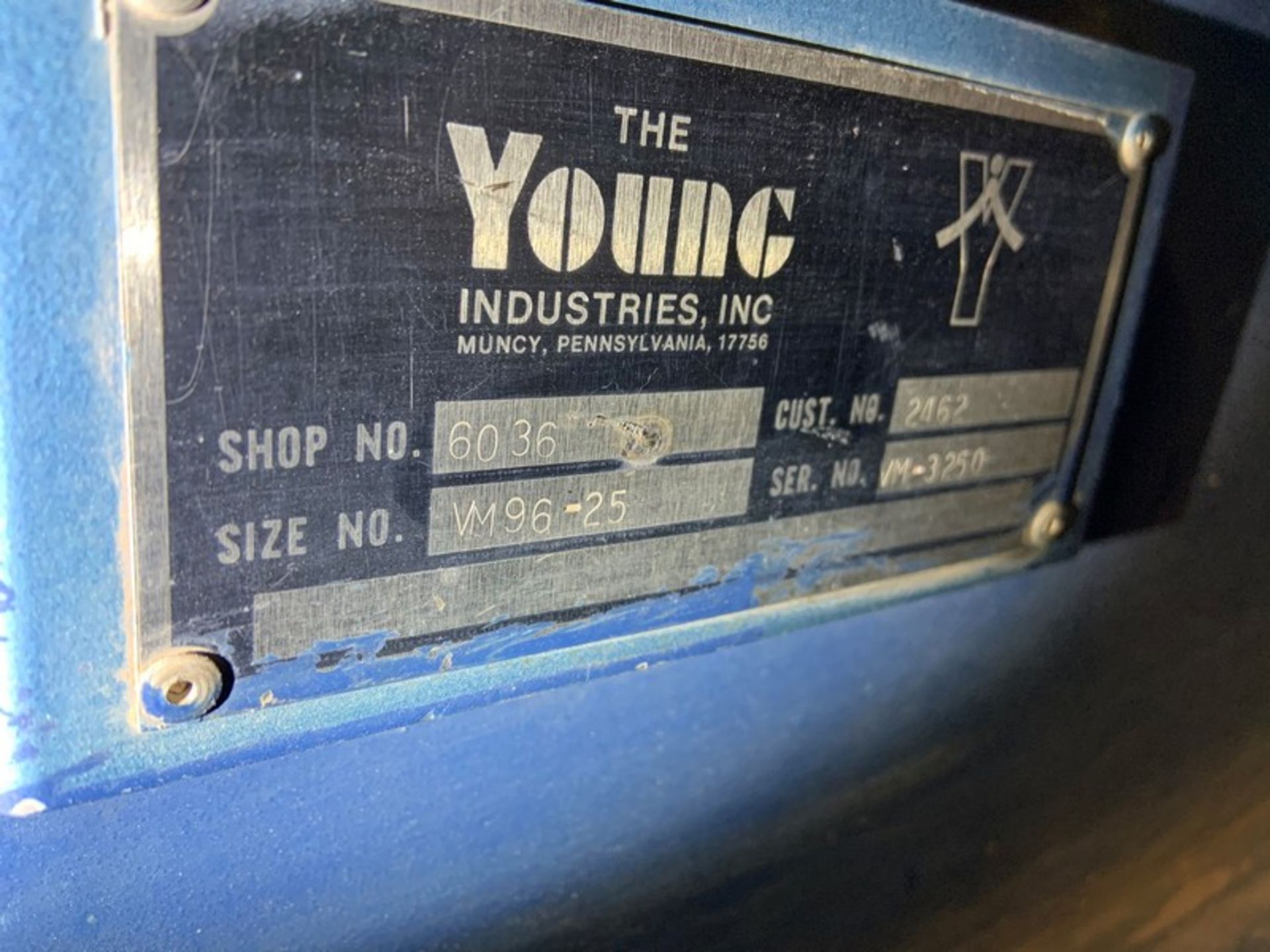 Young industries Dust Collector, Model VM 9625, S/N VM 3250, with 15 horsepower blower by Cincinnati - Image 2 of 4