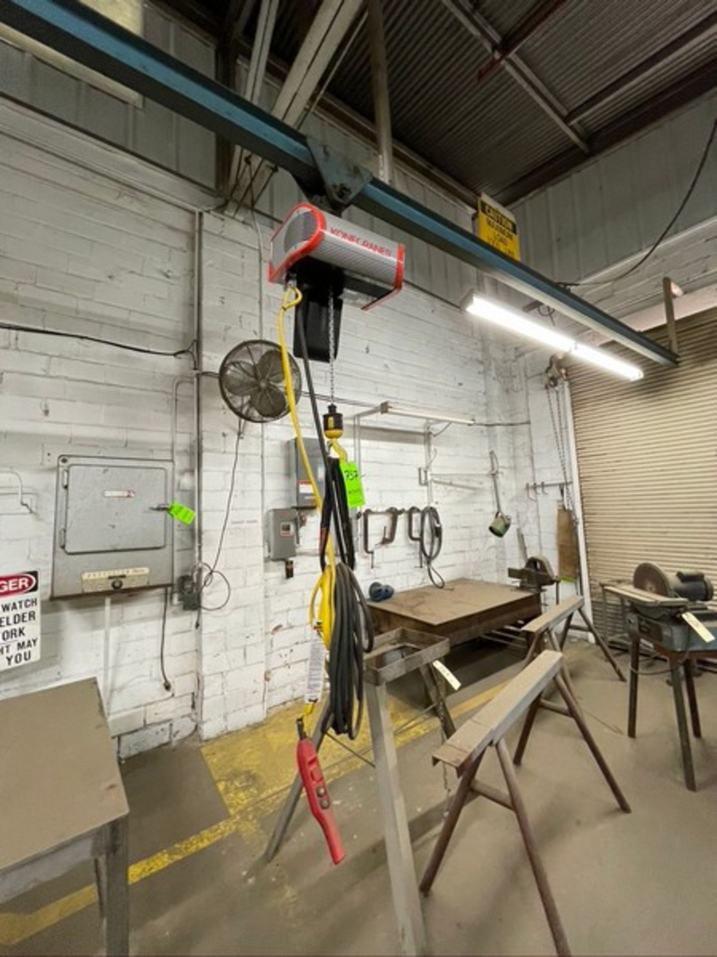 KONECRANES 0.5 TON HOIST (RIGGING, SITE MANAGEMENT AND LOADING FEE $45.00) (DOES NOT INCLUDE