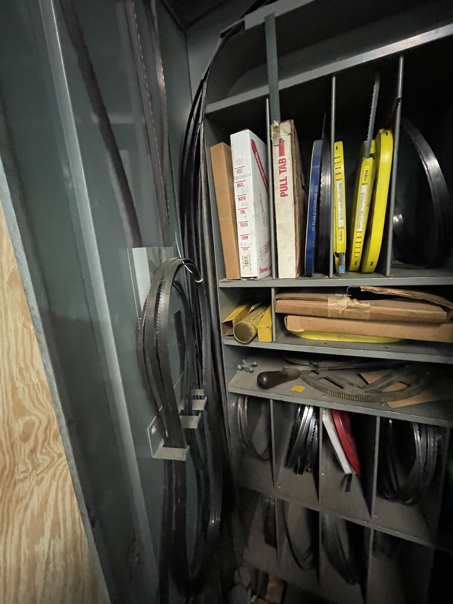 CABINET WITH CONTENTS INCLUDING VARIOUS SAW BLADES BY DOALL AND OTHERS (Non-Negotiable Rigging, - Image 4 of 6